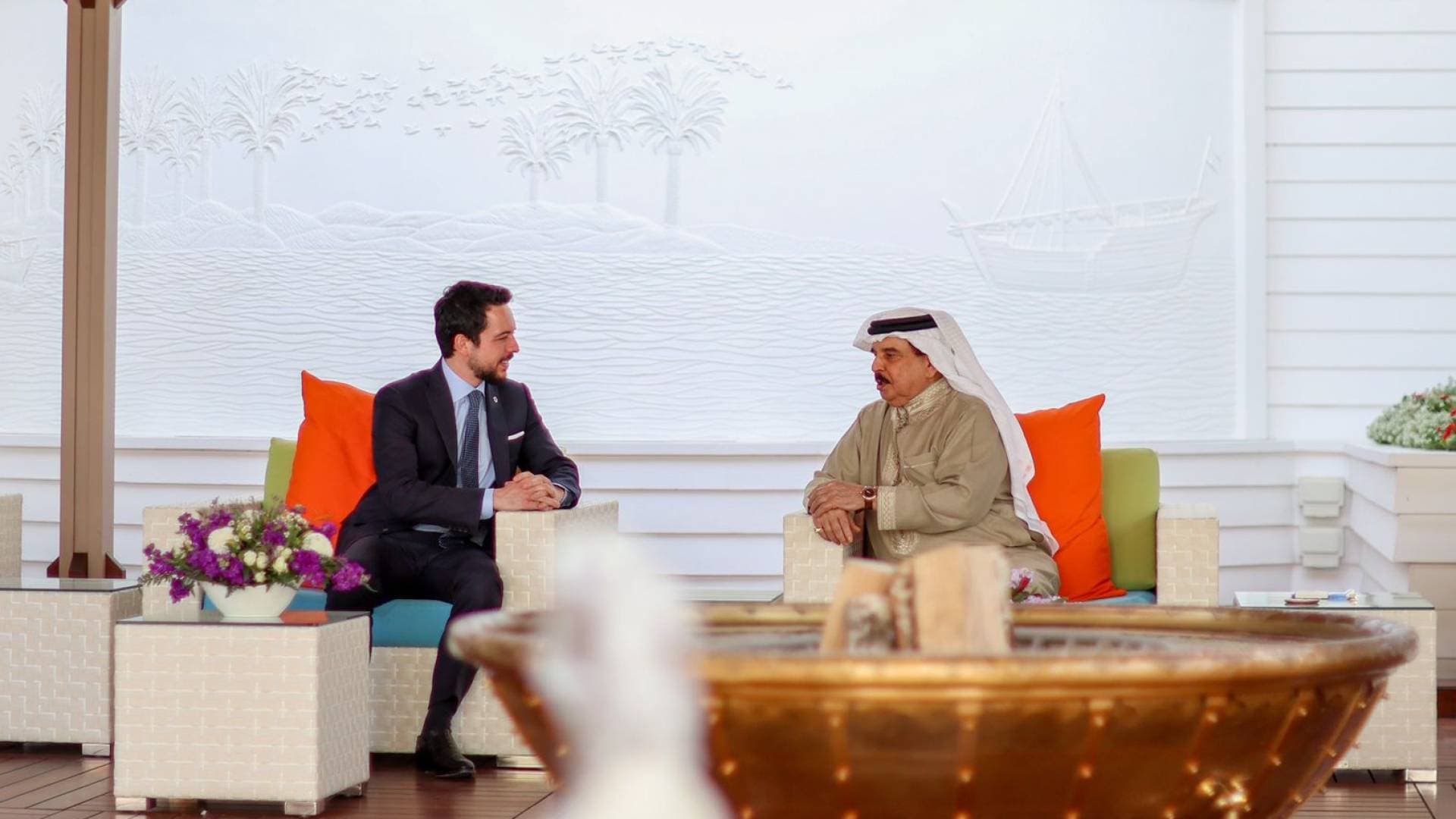 ولي العهد وملك البحرين يؤكدان على ضرورة تكثيف الجهود لاستدامة وقف إطلاق النار واستعادة الاستقرار في المنطقة