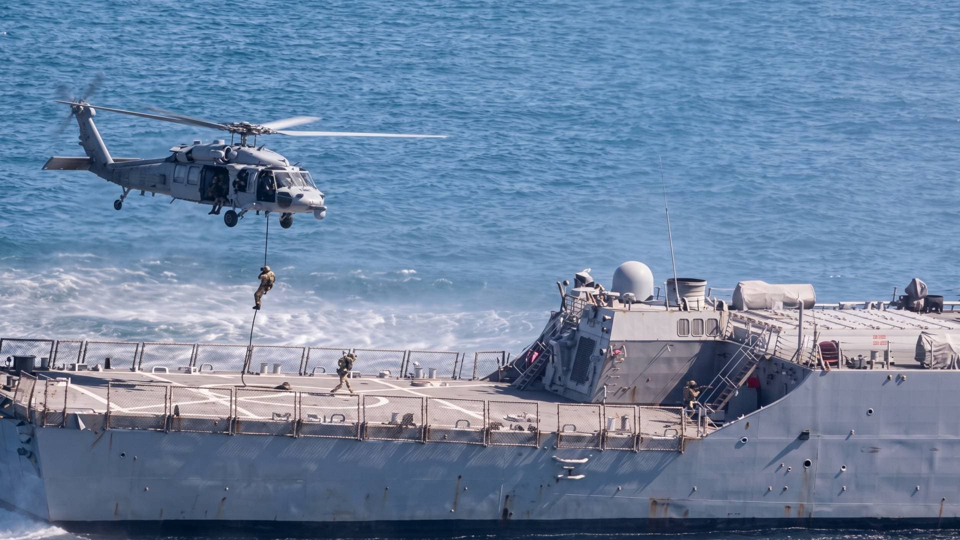 أبو زيد لـ "نبض البلد": السيطرة الأمريكية على السفينة الإيرانية تطور ملفت يحرم طهران 90% من تجارتها العالمية