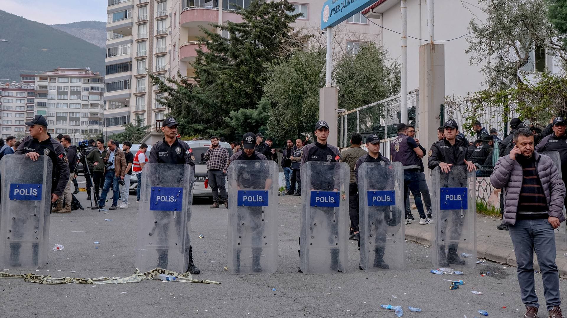أردوغان يعلن استنفارا تشريعيا: قيود صارمة على الأسلحة ورقابة للإنترنت بعد حوادث المدارس