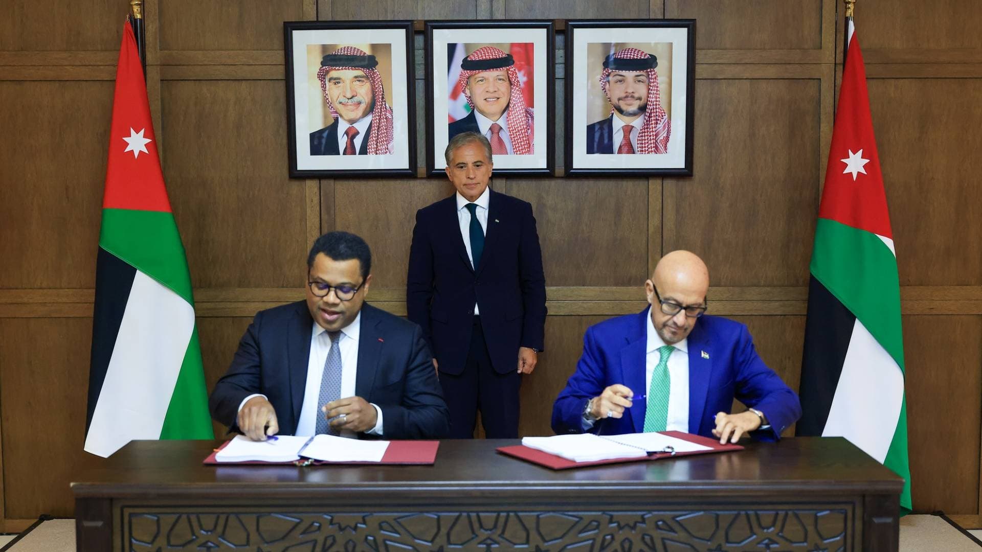 رئيس الوزراء يشهد توقيع الاتفاقية النهائية لمشروع الناقل الوطني بكلفة 5.8 مليار دولار