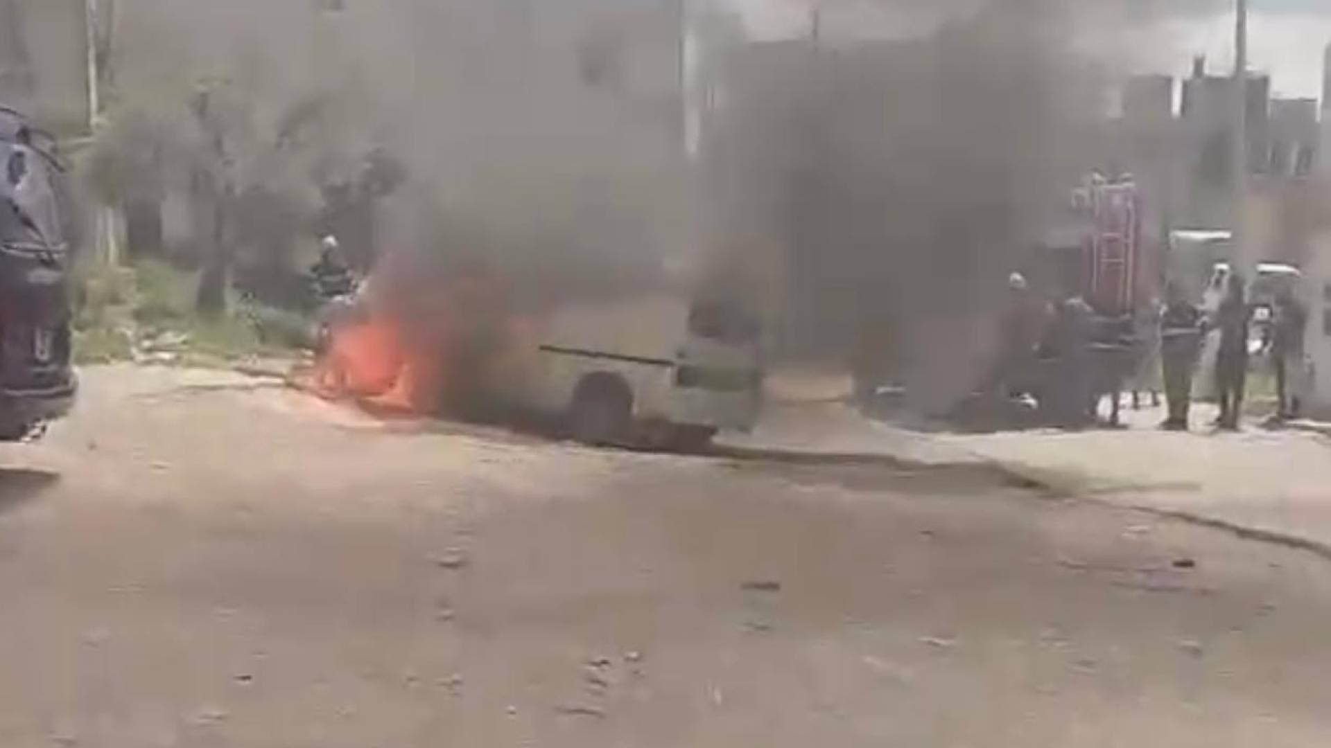 الدفاع المدني يخمد حريقا شب في مركبة داخل المجمع الشمالي بإربد