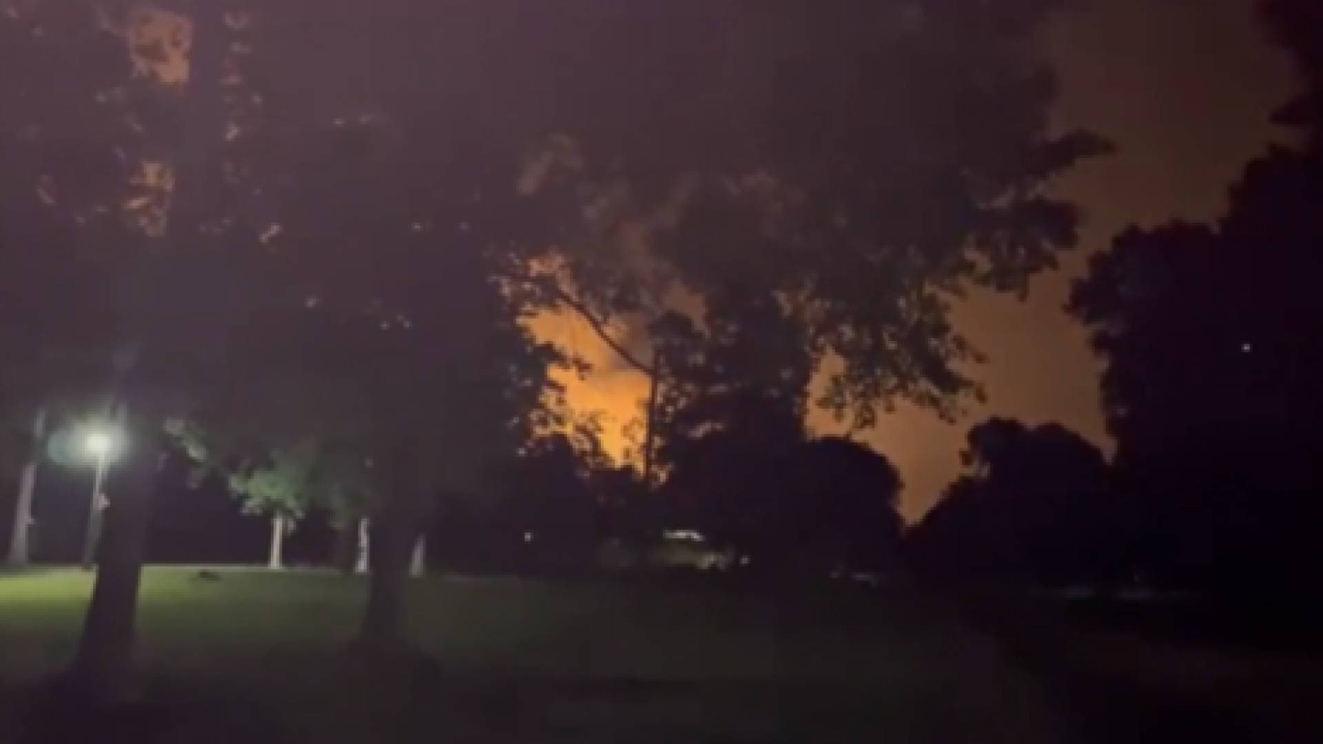 انفجار ضخم في مصفاة نفط بتكساس يجبر السكان على الاحتماء ويعمق مخاوف إمدادات الوقود