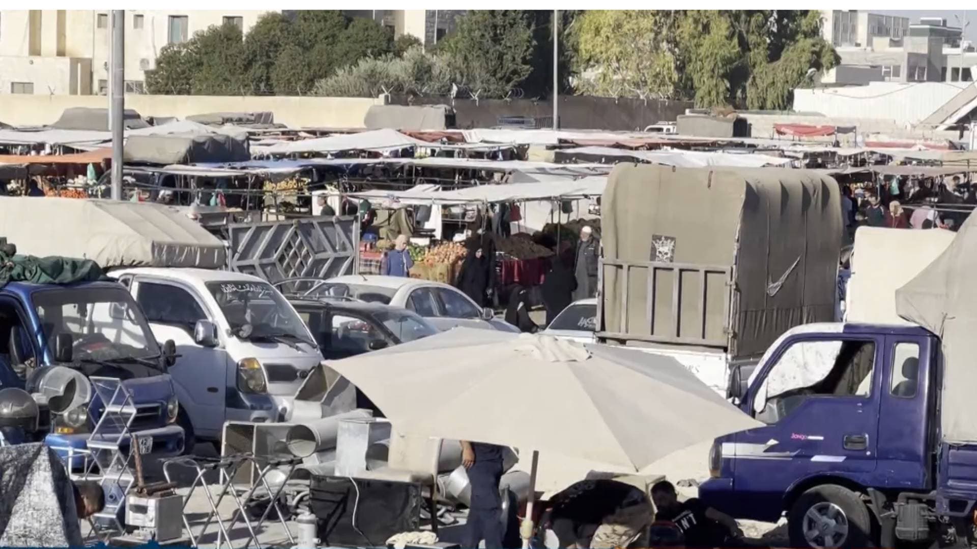 بلدية مادبا تعد ببناء سور سوق الجمعة خلال أيام بعد مطالبات عبر "من هنا نبدأ".. فيديو