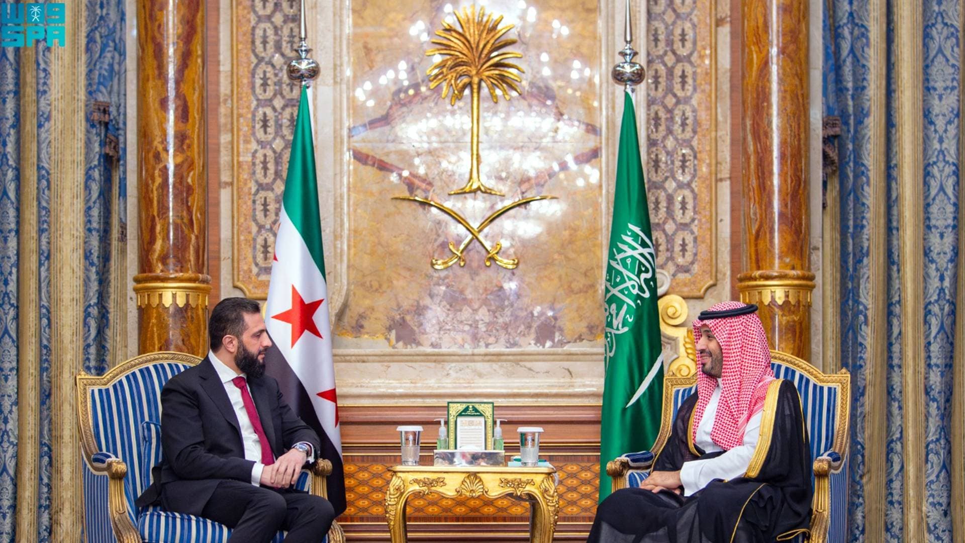 الرئيس السوري يبحث مع ولي العهد السعودي تعزيز التعاون الاقتصادي والربط الإقليمي في جدة.. فيديو