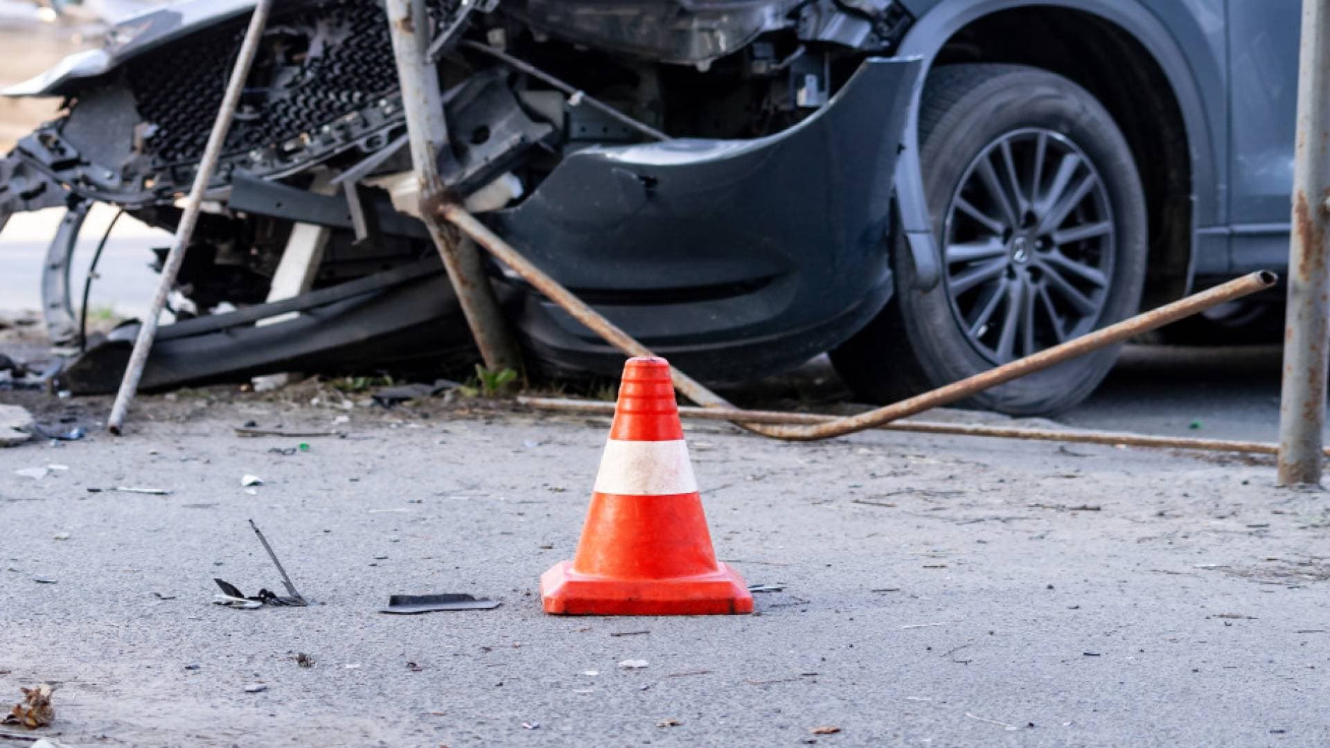 على الطريق الصحراوي.. وفاة شخصين وإصابة 7 آخرين في تصادم حافلة وشاحنة بالجرف