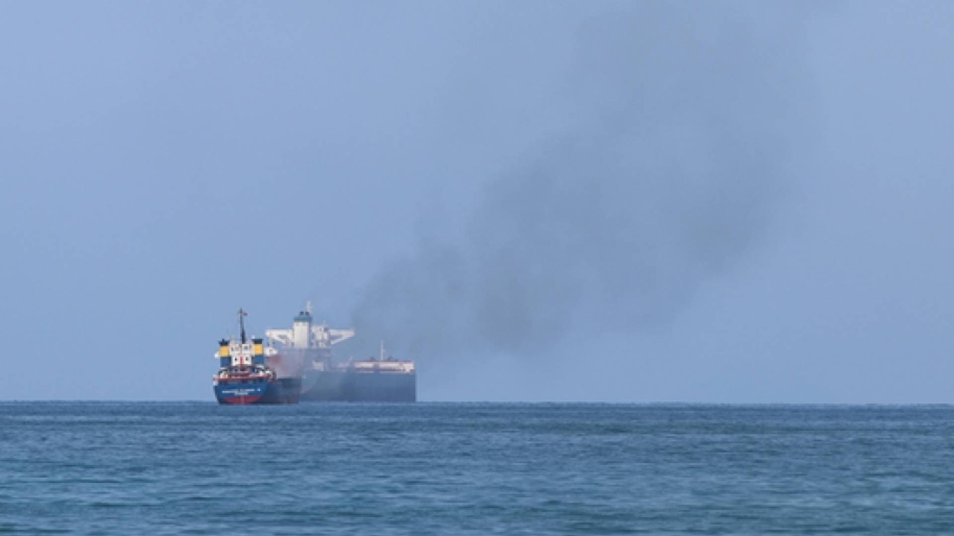 هجوم بحري قبالة عمان: زوارق إيرانية تطلق النار على سفينة حاويات وتلحق بها أضرارا كبيرة