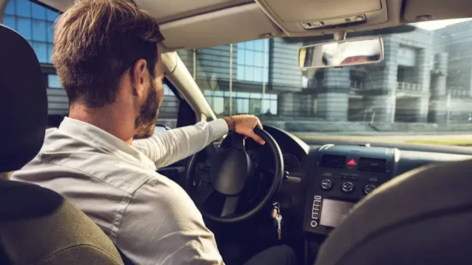 فيديو يوثق انشغال سائق بمتابعة المقاطع المصورة أثناء القيادة في عمان