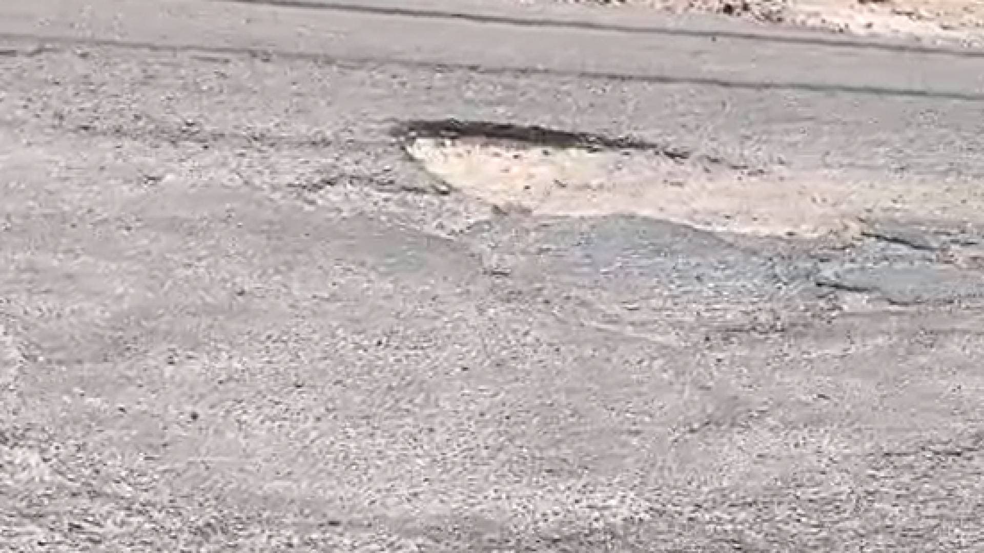 بالفيديو.. حفر "عميقة" في نزول الرشيد بعين الباشا تثير استياء السائقين وتكبدهم خسائر مادية