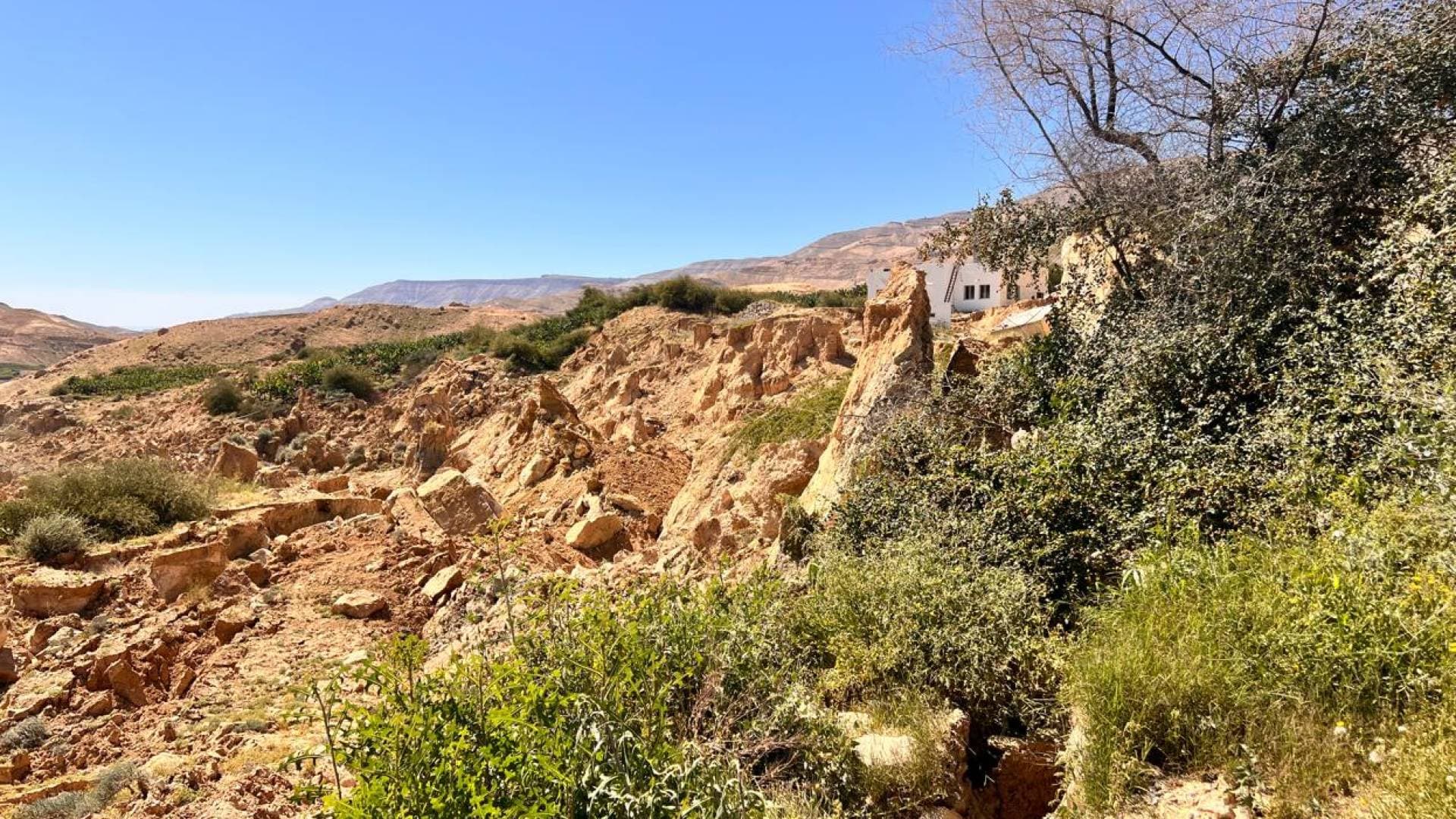 إخلاء مسجد وسكان مجاورين إثر انهيارات في وادي الموجب