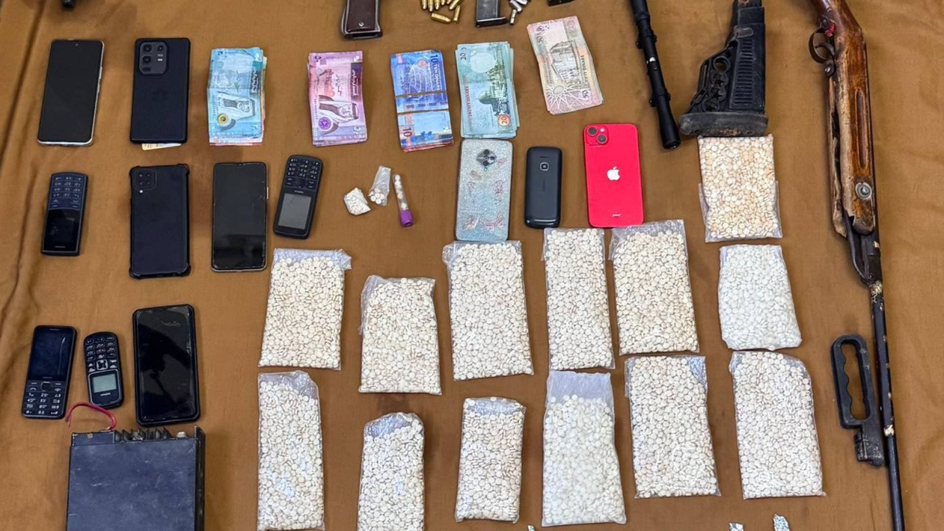 مكافحة المخدرات تنفذ حملة أمنية في لواء الرويشد وتلقي القبض على 6 مهربين من مستقبلي البالونات الهوائية