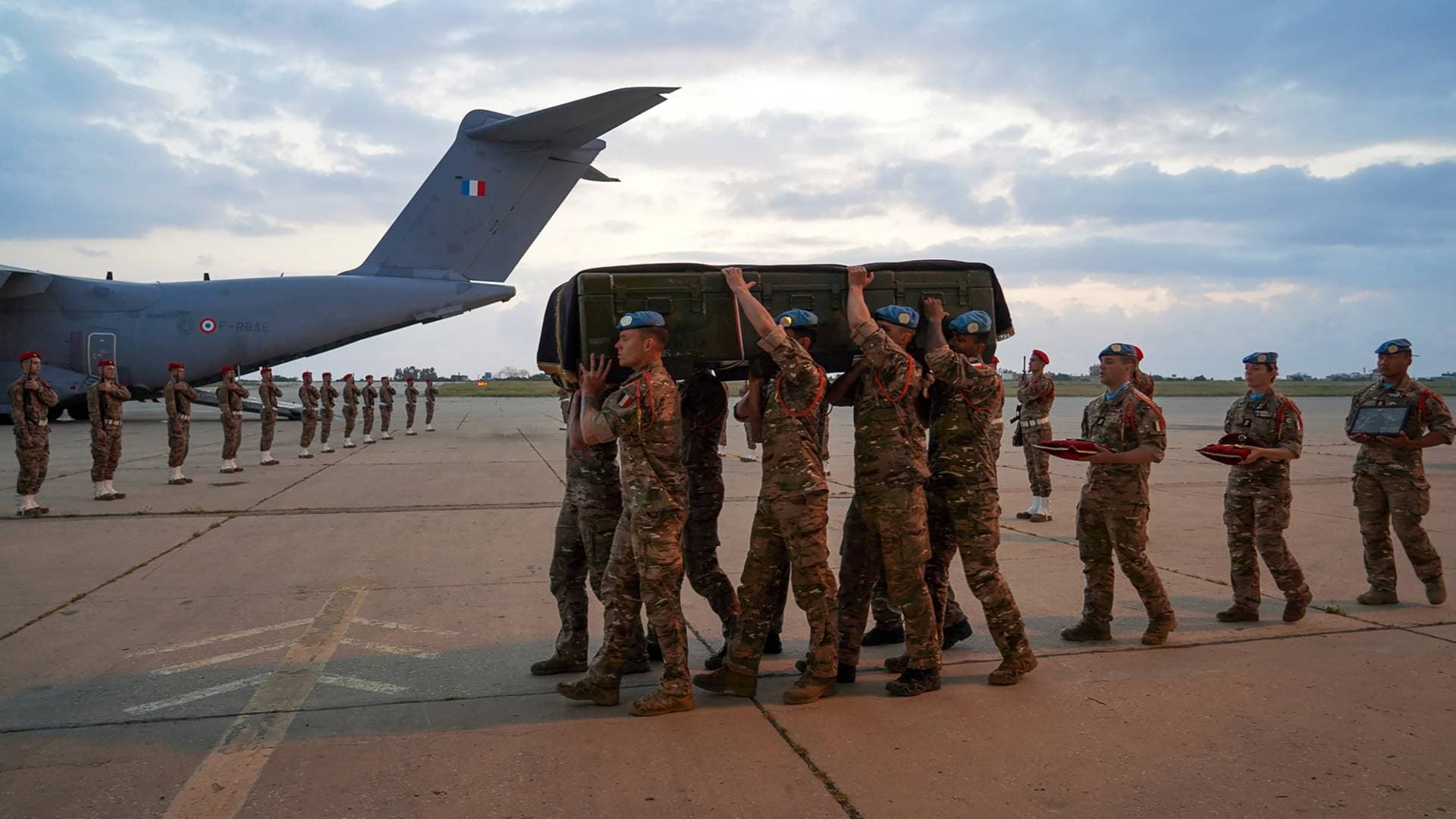 ماكرون يعلن وفاة جندي فرنسي ثان من "اليونيفيل" متأثرا بجراحه في لبنان
