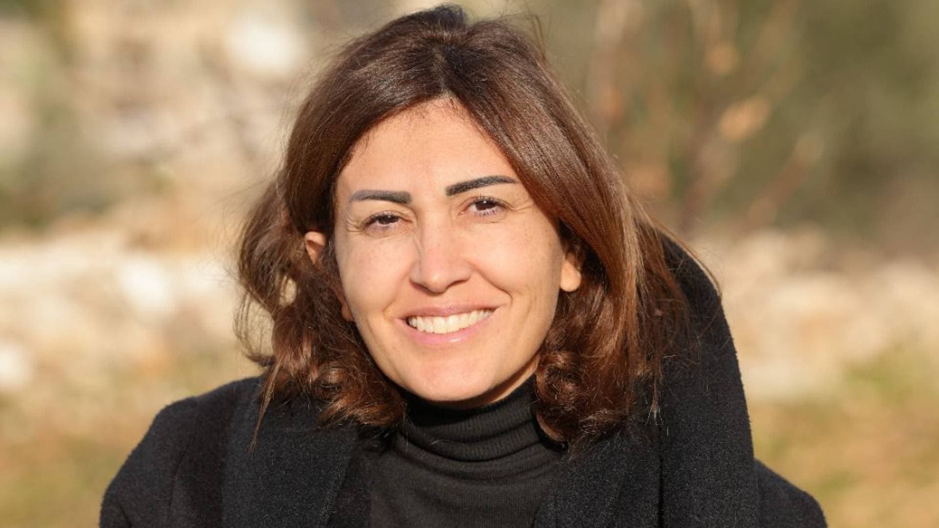 الصليب الأحمر يحاول الوصول للصحفية آمال خليل بعد استهداف المبنى الموجودة فيه جنوبي لبنان