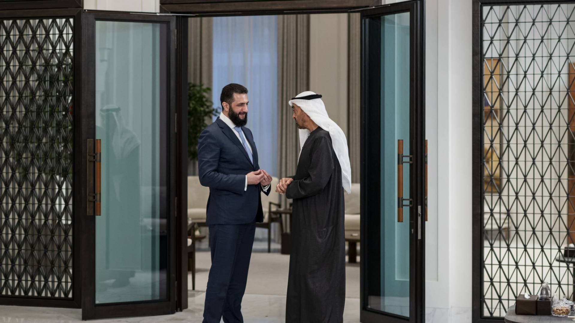 الرئيس الإماراتي محمد بن زايد يستقبل الرئيس السوري أحمد الشرع لبحث تعزيز الشراكة التنموية.. فيديو