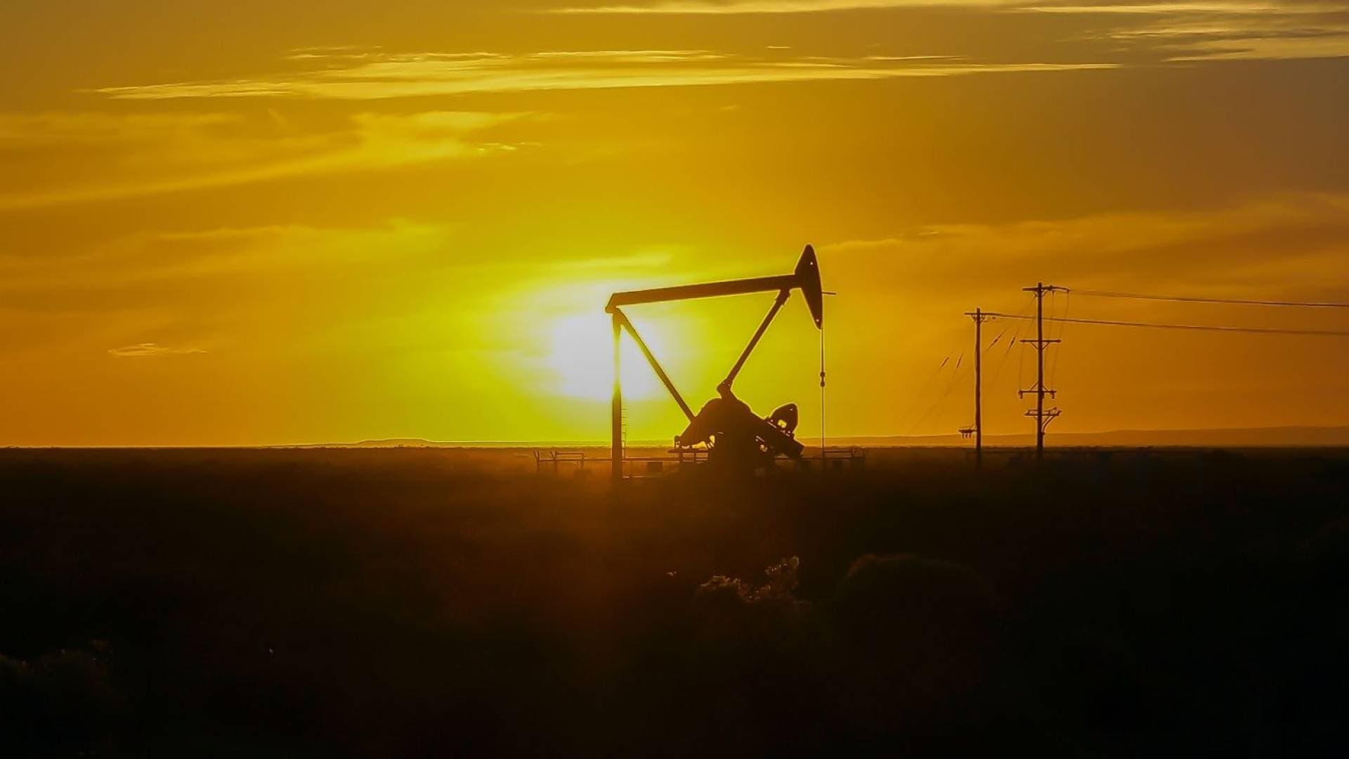 أسعار النفط تقفز 4% في التداولات الآسيوية وسط "شلل" مضيق هرمز وغموض المفاوضات