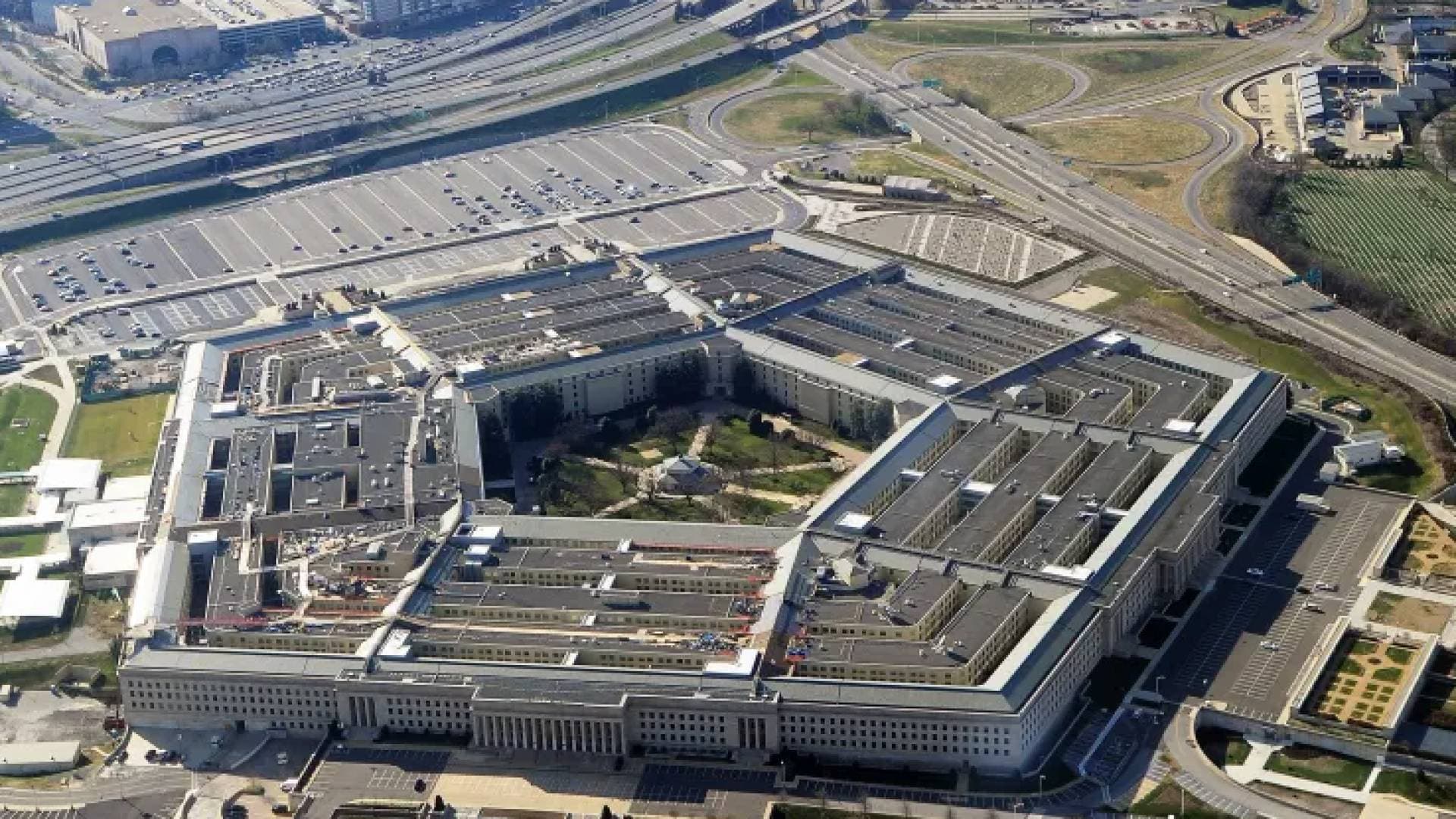 هل دفع "مضيق هرمز" وزير البحرية الأمريكي للرحيل؟ تفاصيل الإقالة المدوية