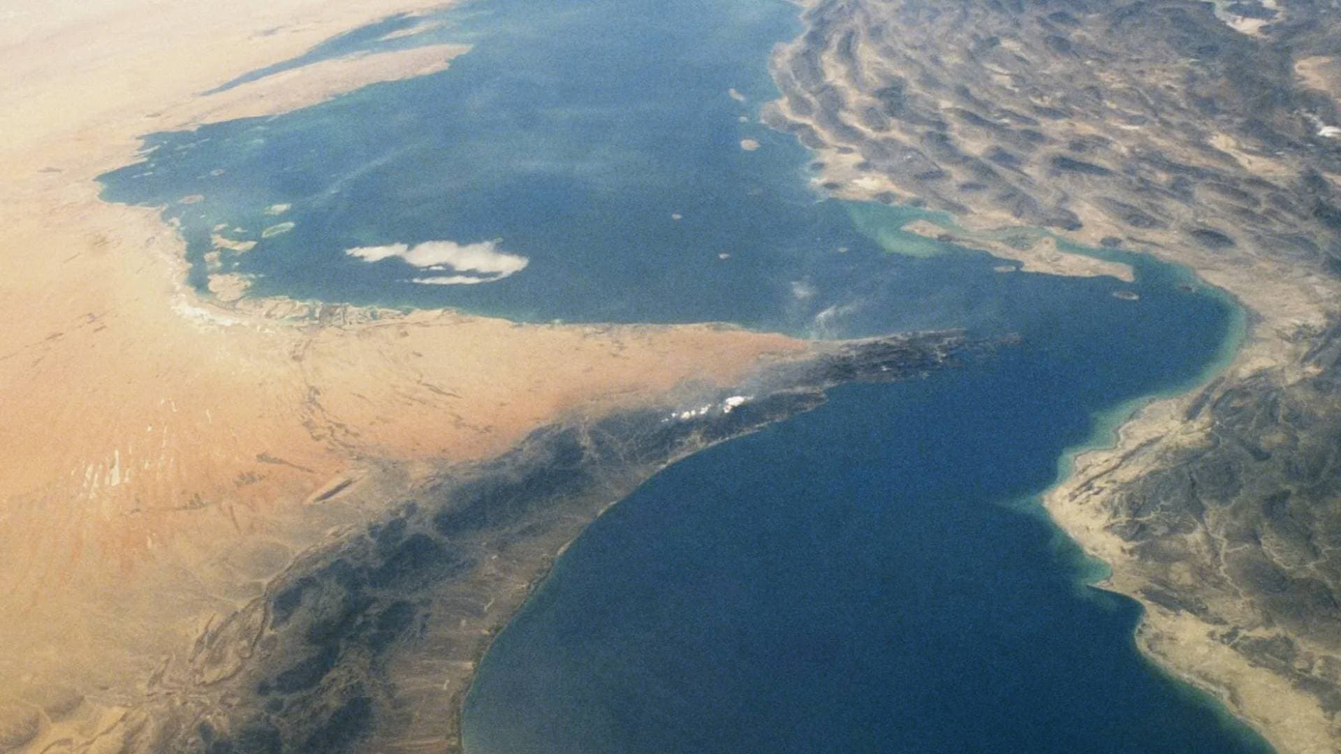 طهران تعلن إيداع أولى إيرادات رسوم العبور بمضيق هرمز في البنك المركزي