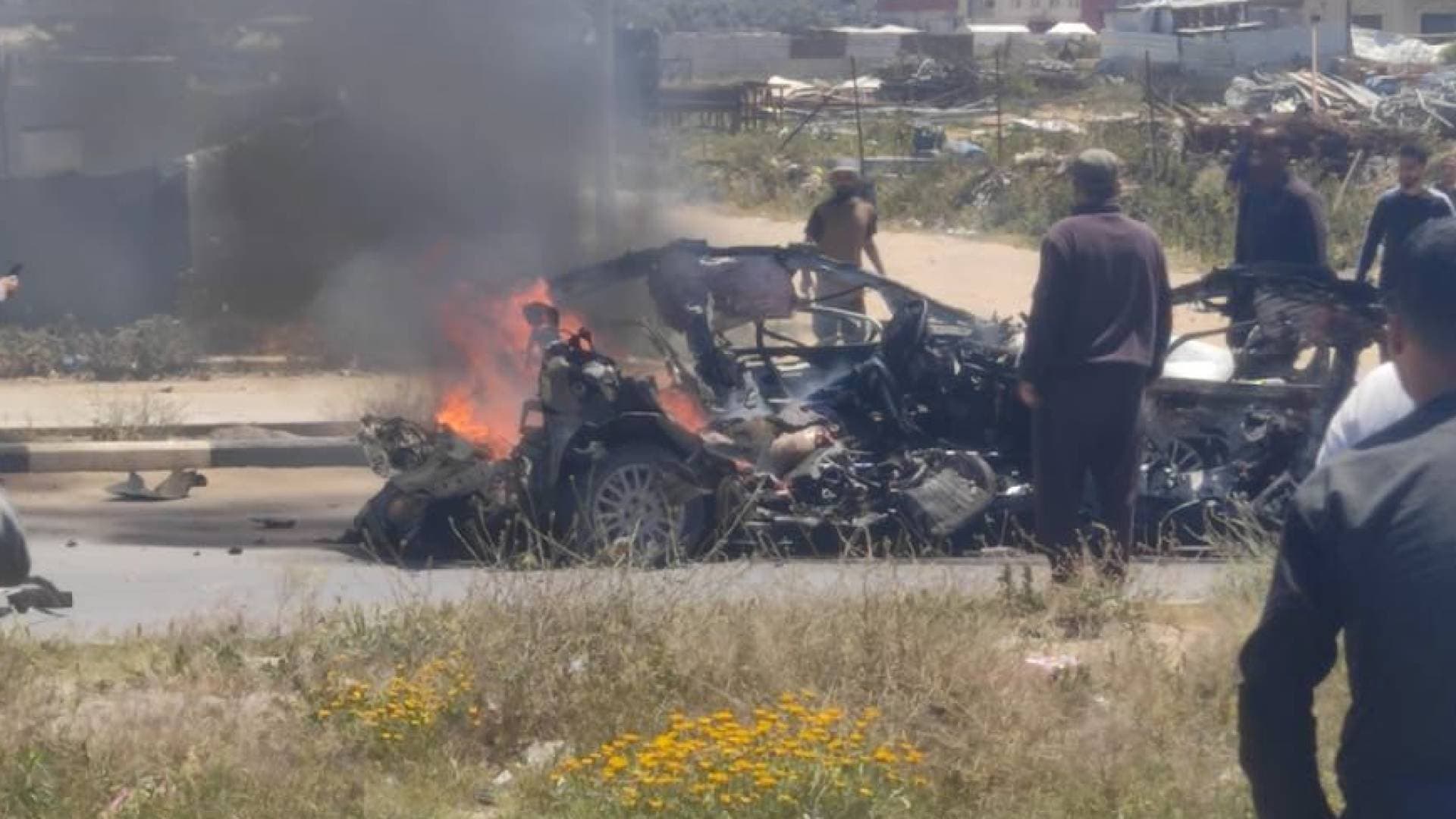 مراسل "رؤيا": استهداف سيارة مدنية عند مدخل أبراج عين جالوت وسط غزة