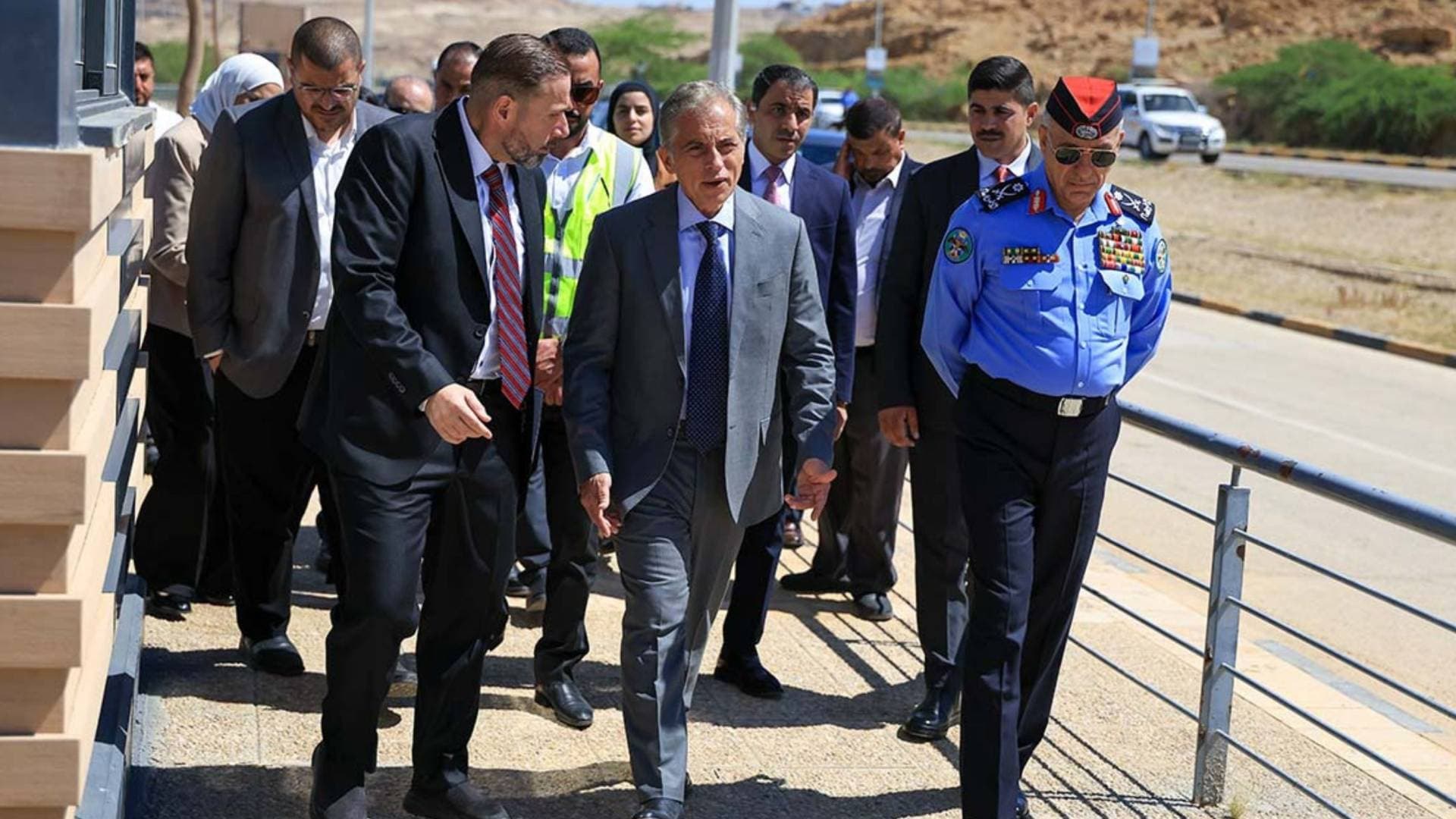 رئيس الوزراء يتفقد مشاريع البحر الميت ويوجه لاستكمالها قبل عيد الاستقلال -فيديو