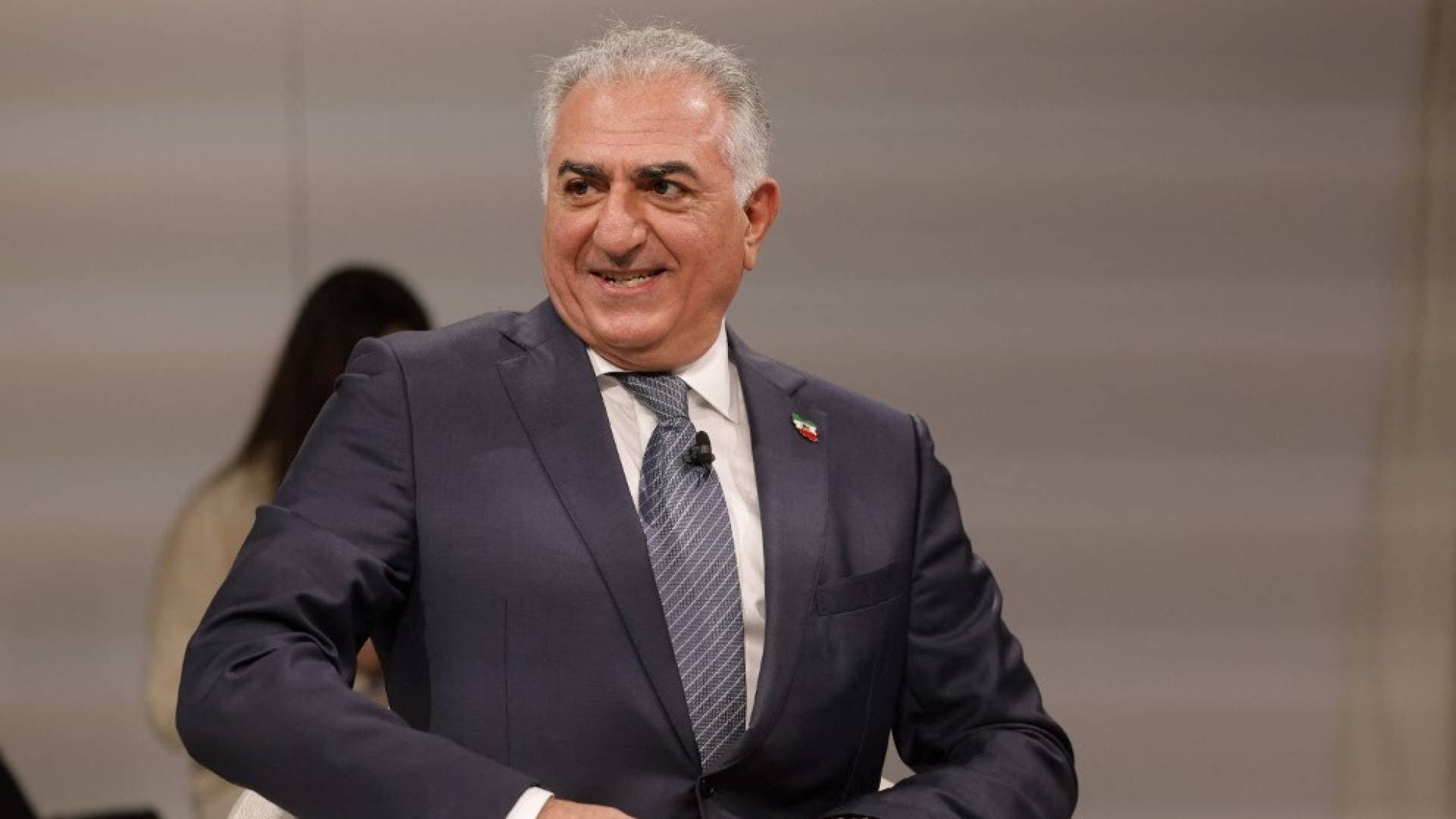 رشق رضا بهلوي بالطلاء الأحمر خلال وصوله إلى برلين