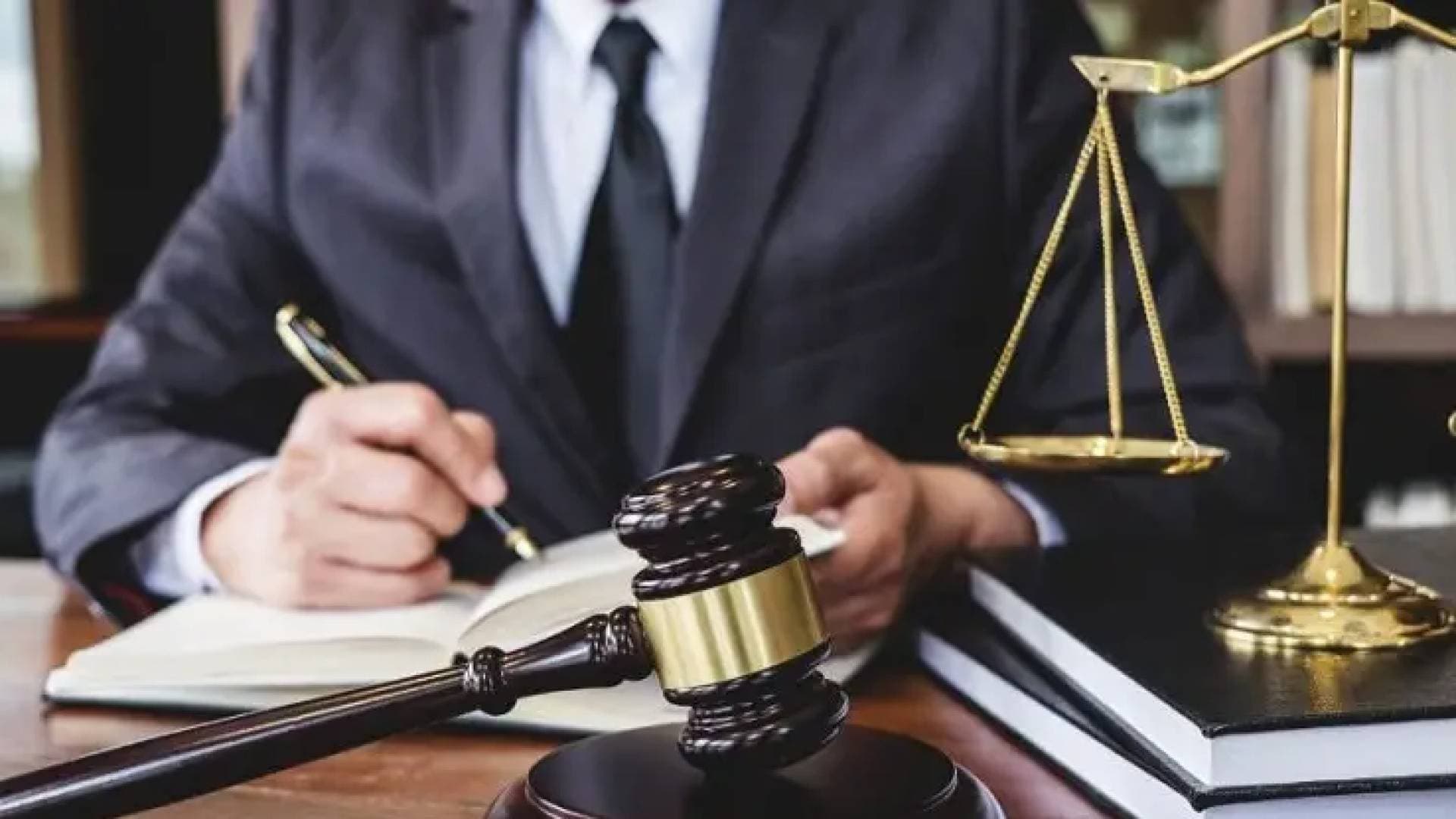 الجنايات الكبرى في عمان تقضي بحبس شاب لطلبه تقبيل قدم سيدة