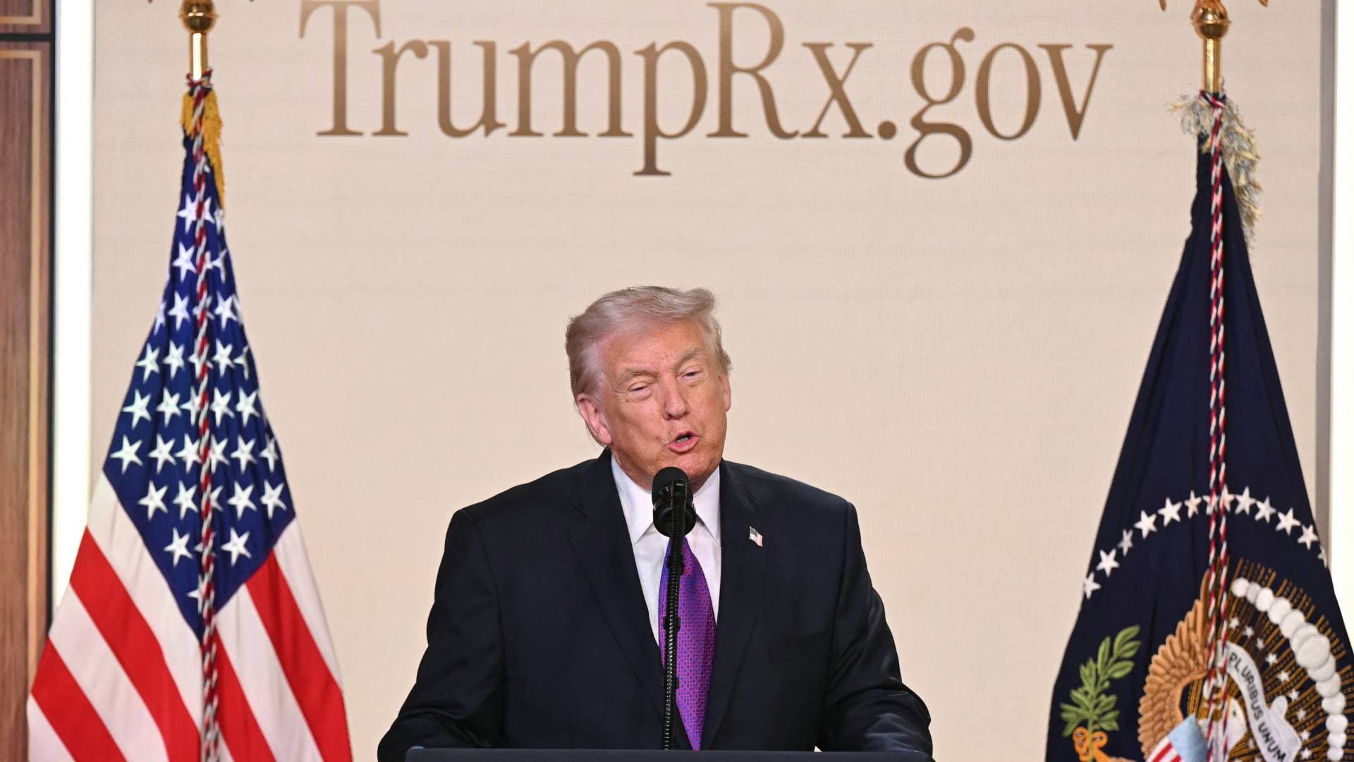 الرئيس الأمريكي دونالد ترمب يصدر أوامر عسكرية حازمة في مضيق هرمز