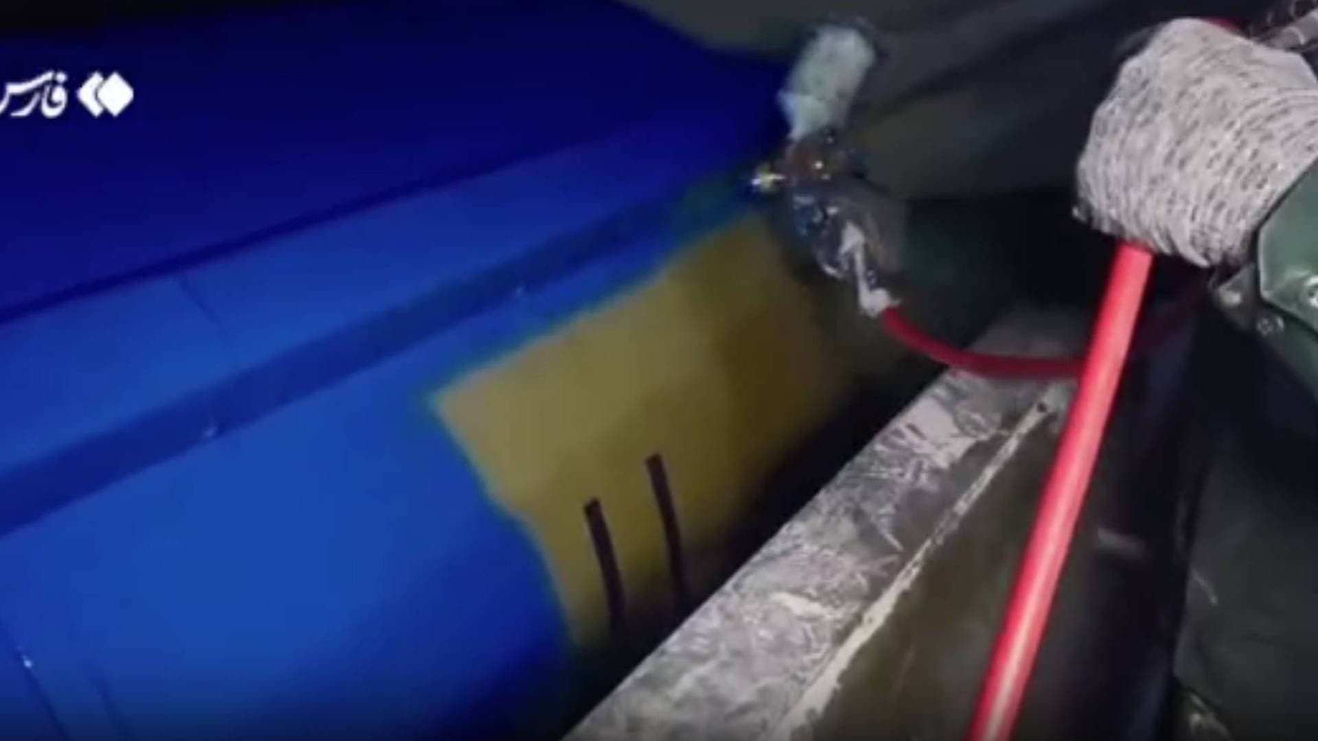 وسائل إعلام إيرانية تعرض صاروخا مطليا باللون الأزرق مع رسالة تشير إلى الاحتلال