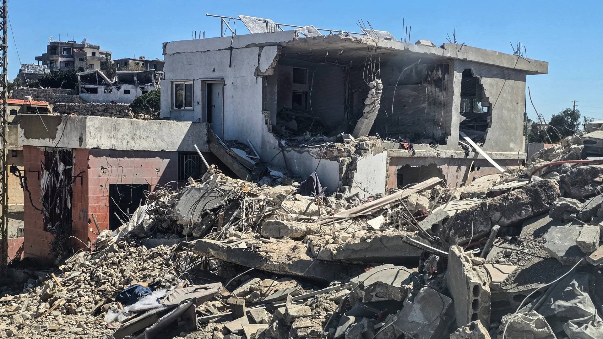 ماكرون يعلن عن مؤتمر دولي لدعم لبنان ويؤكد: نعمل مع لندن لتأمين مضيق هرمز