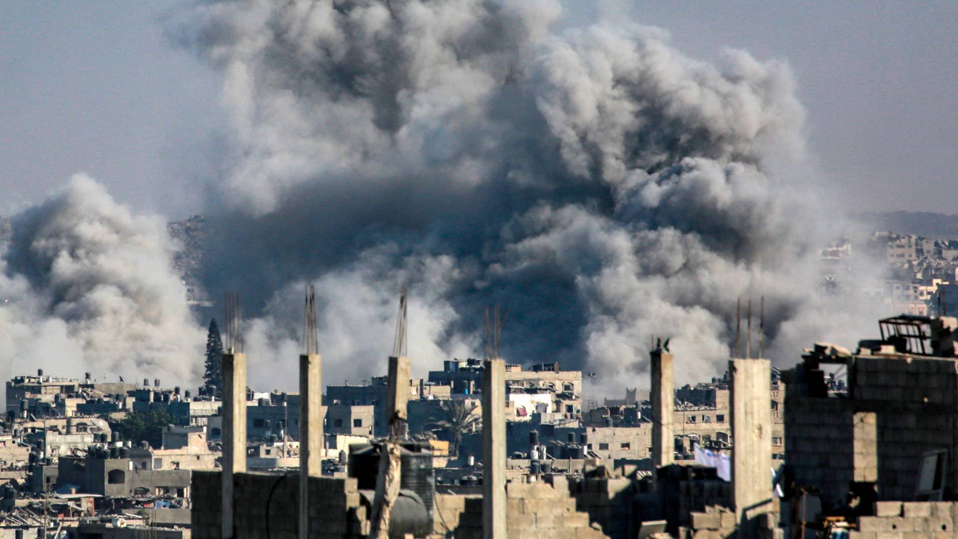 مراسل "رؤيا": 3 شهداء وإصابة خطيرة جراء استهداف الاحتلال لمحيط بنك فلسطين غرب مدينة غزة