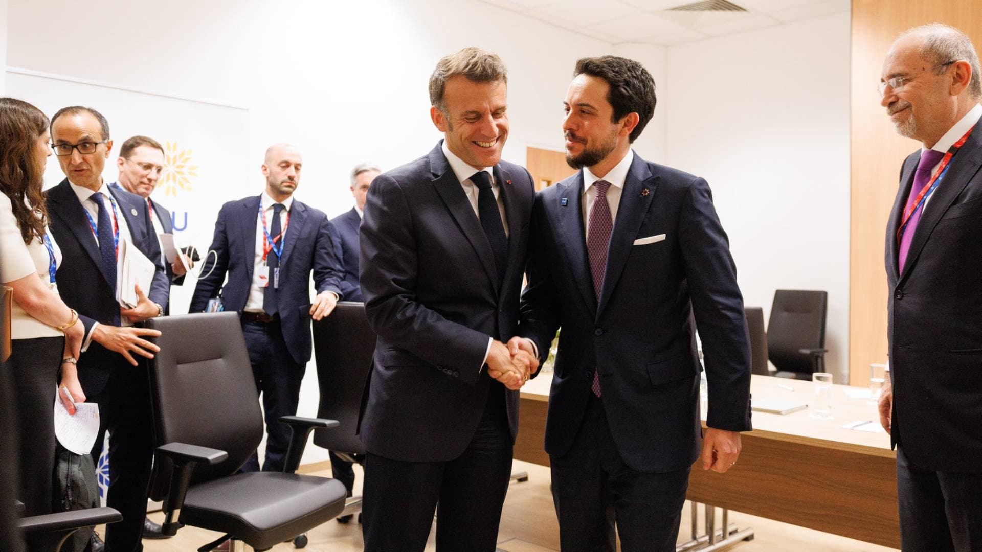 ولي العهد يلتقي الرئيس الفرنسي على هامش اجتماعات الاتحاد الأوروبي في قبرص