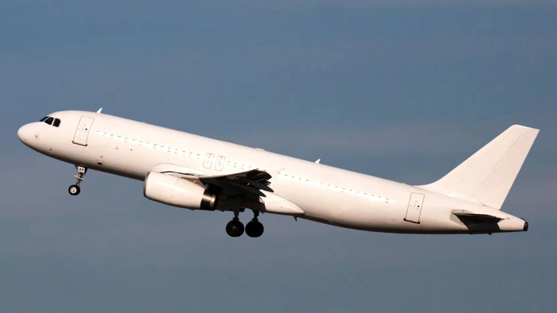 وكالة سلامة الطيران الأوروبية تمدد تحذيرها لشركات الطيران بتجنب المجال الجوي إلى تل أبيب والشرق الأوسط