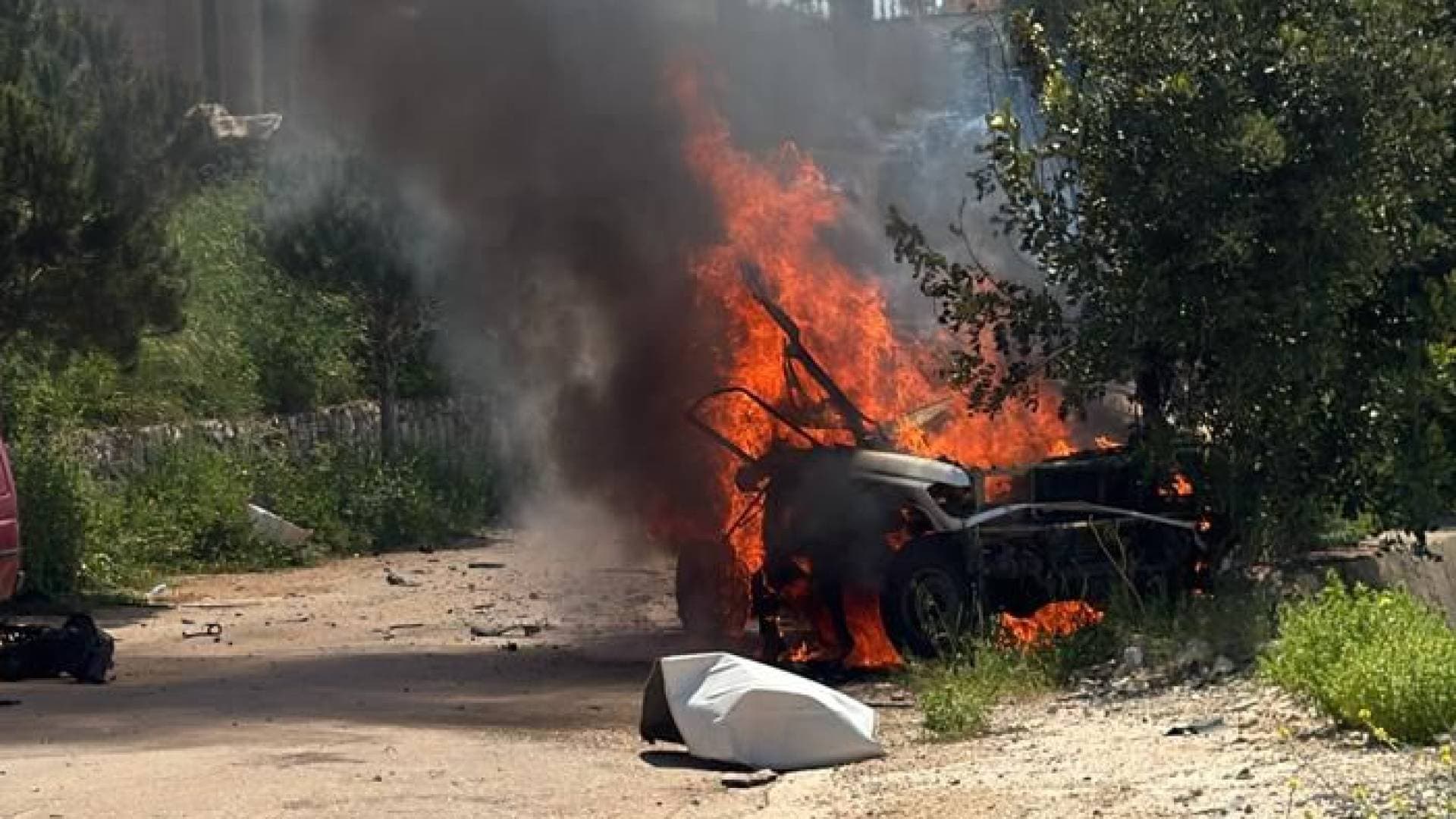 مراسلة رؤيا: استشهاد 4 أشخاص في غارات استهدفت مركبة ودراجة نارية في يحمر الشقيف جنوبي لبنان