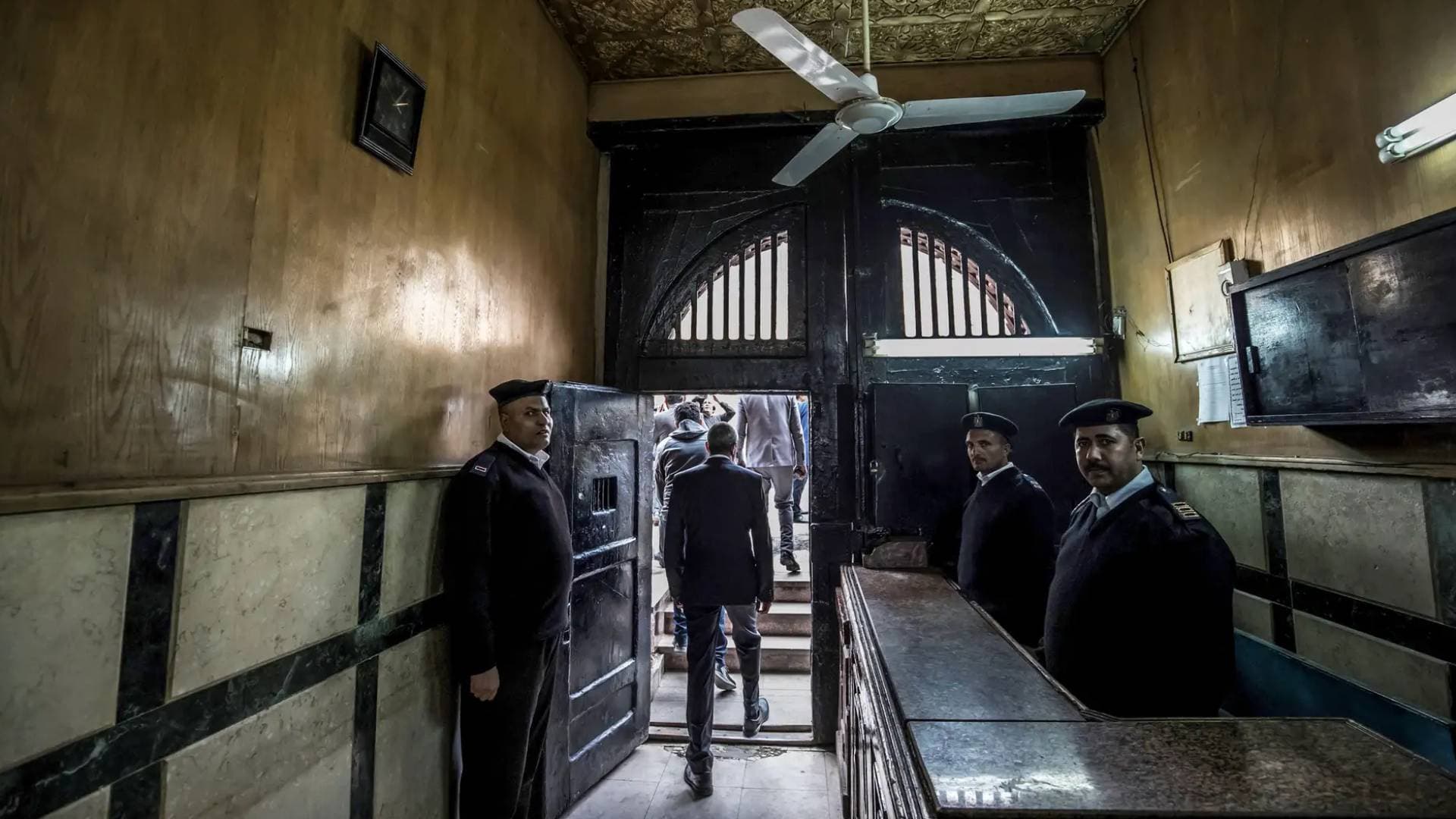 حبس شاب قتل والده المسن أثناء صلاة الفجر في قنا في مصر