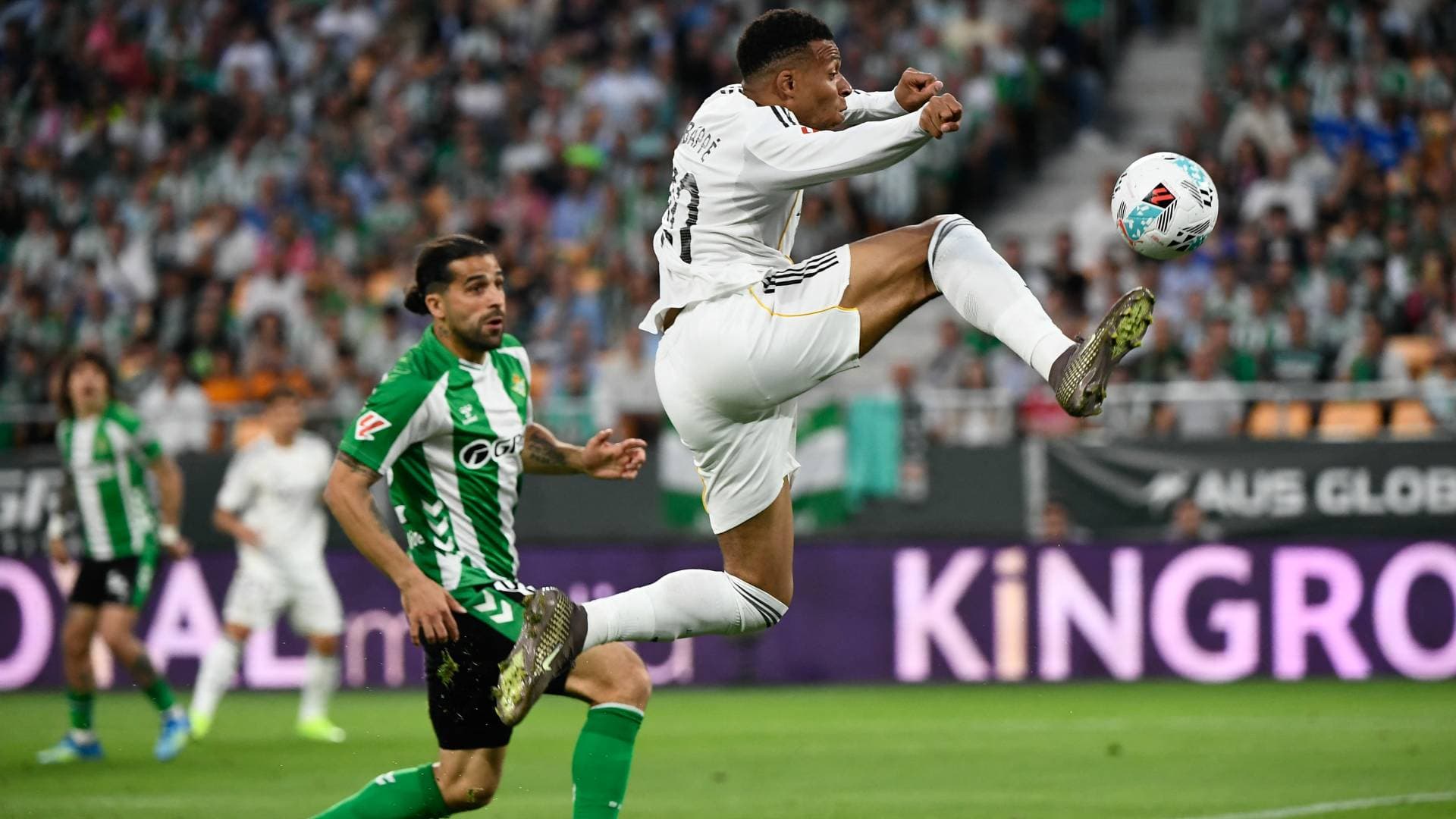 بديلا للـ VAR وبتكلفة منخفضة.. فيفا يتجه لتعميم نظام FVS