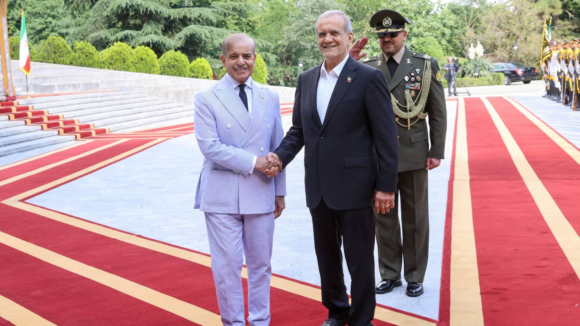 رئيس وزراء باكستان يبحث مع الرئيس الإيراني تطورات الوضع الإقليمي وجهود تحقيق السلام والاستقرار