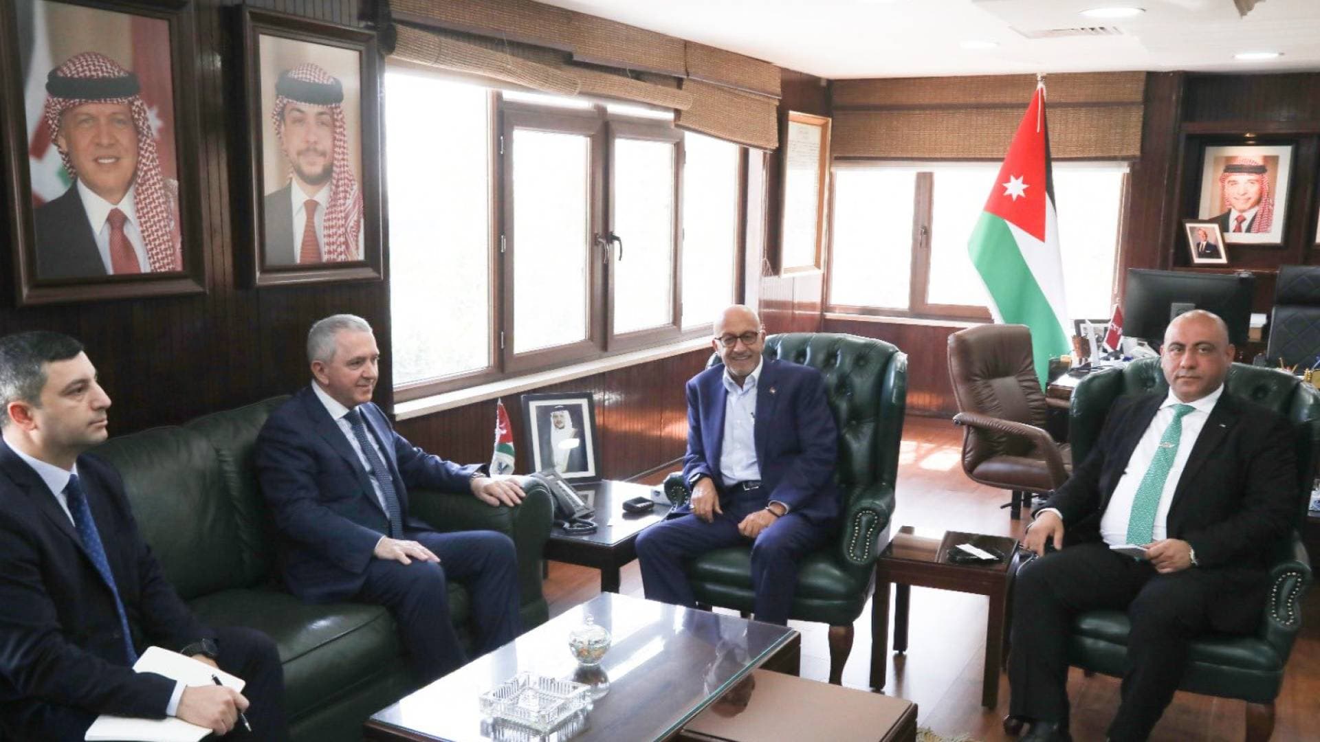 وزير المياه يبحث مع سفير اذربيجان التعاون في مواجهة التحديات المناخية