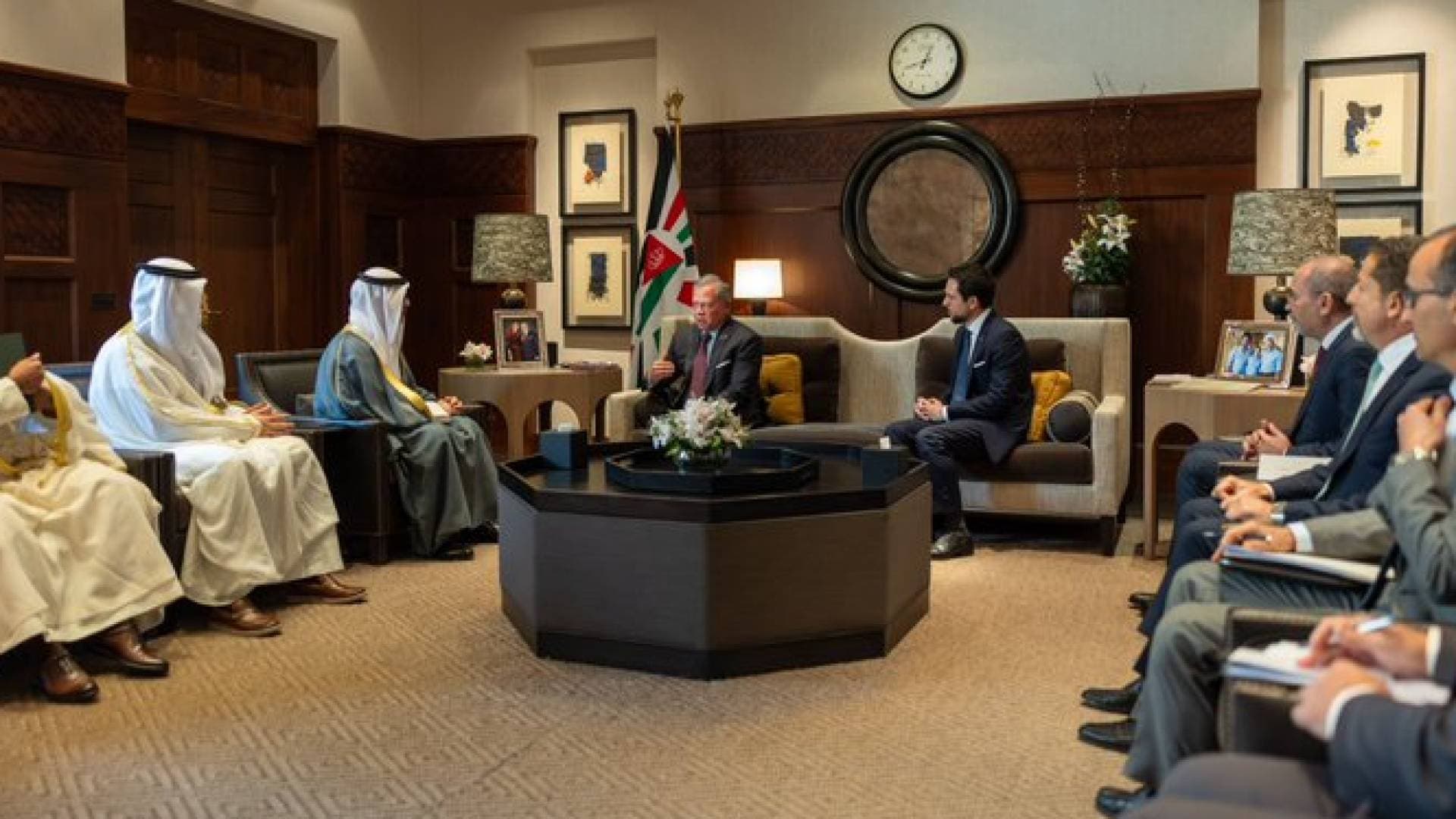 الملك يستقبل وزير الخارجية الكويتي في قصر الحسينية