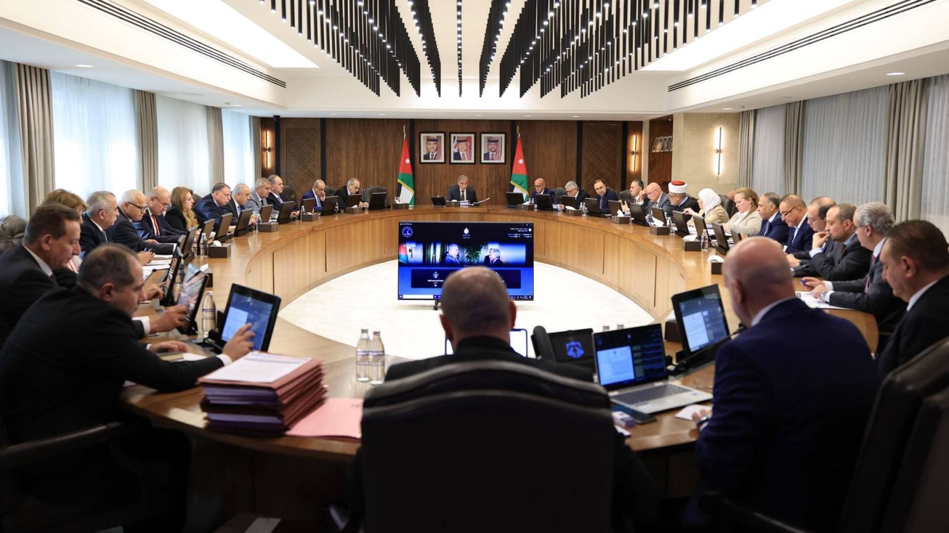 مجلس الوزراء يتخذ قرارات لدعم الصناعة وتحفيز الاستثمار وتأسيس شركة مع سلطنة عمان