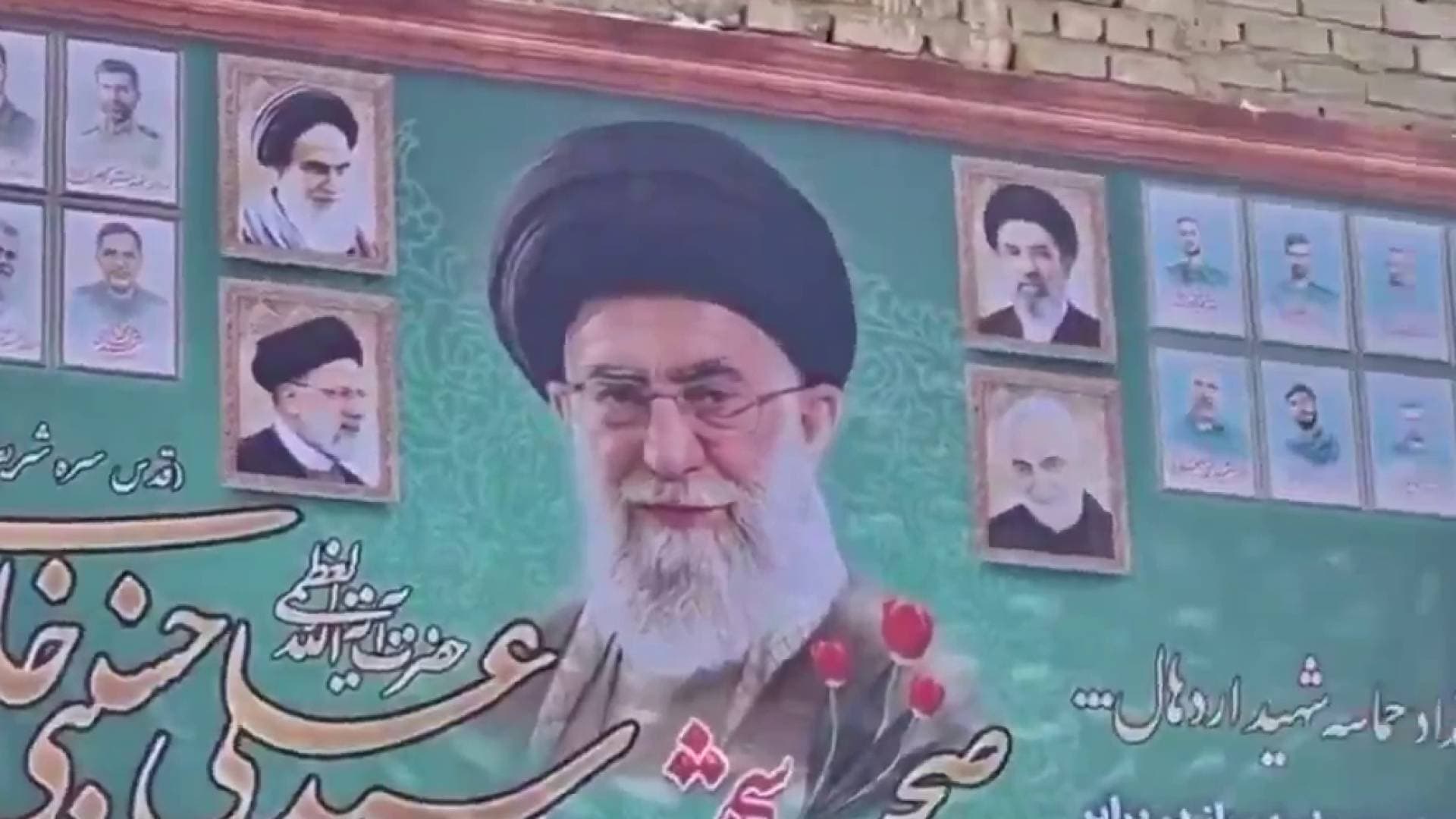 ظهور مجتبى خامنئي في جدارية "تذكارية" في إيران يثير الجدل حول حالته الصحية