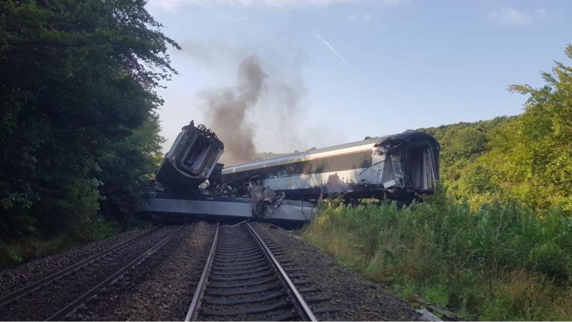 "ليلة دامية في أندونيسيا".. تصادم عنيف بين قطارين يخلف ضحايا ومصابين في بيكاسي