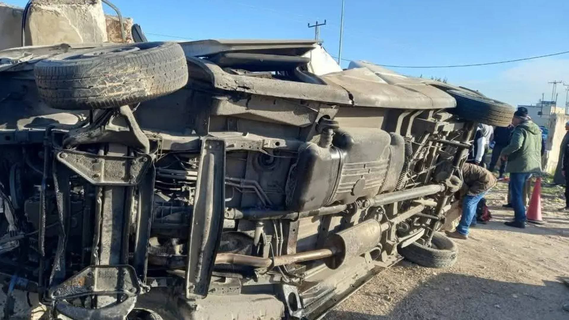 وفاة سائق بحادث مروع في الكرك: تفاصيل ارتطام مركبة بعمود إنارة على طريق اللجون