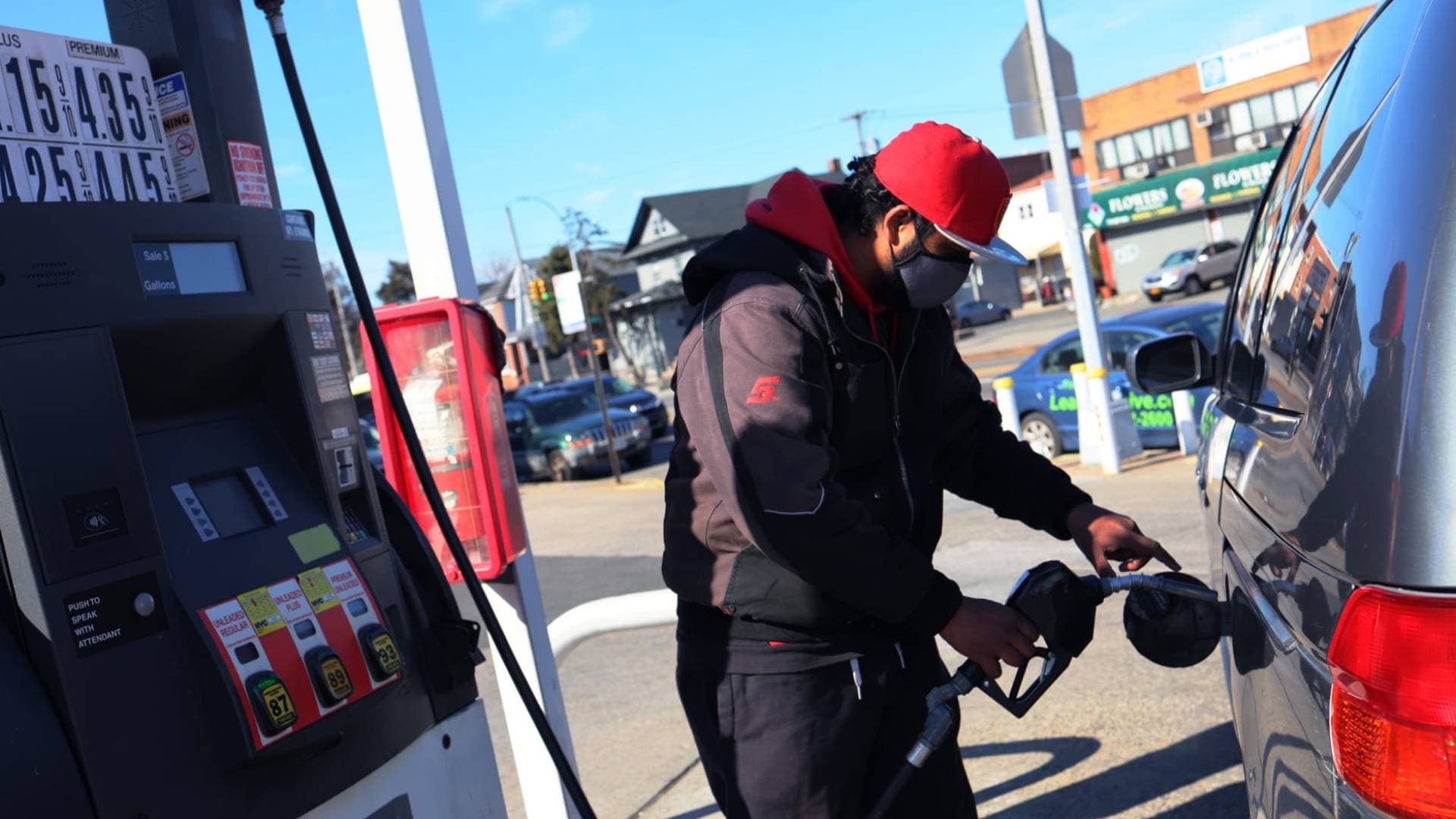 بأعلى سعر منذ 2022.. غالون البنزين في أمريكا يقفز إلى 4.17 دولار