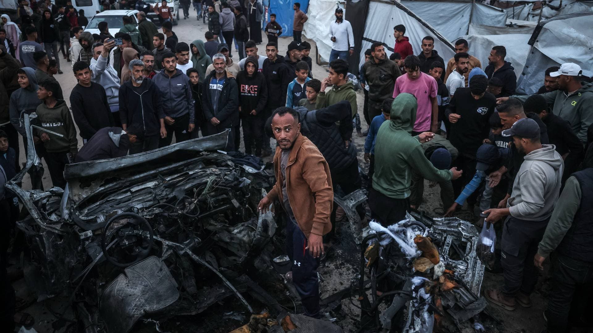 مراسل "رؤيا": شهداء وجرحى في قصف مركبة مدنية قرب دوار حيدر بغزة