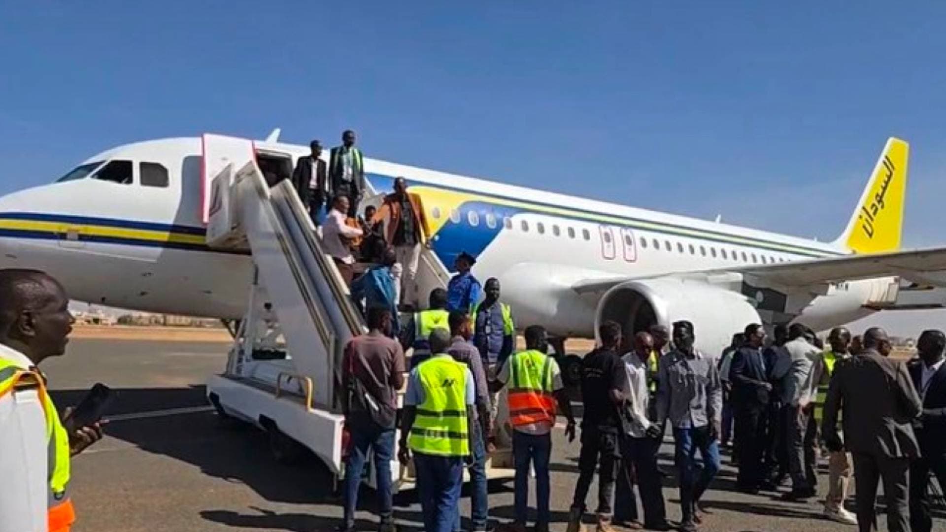 مطار الخرطوم يستقبل 300 سوداني عائدين من الكويت ضمن برنامج العودة الطوعية