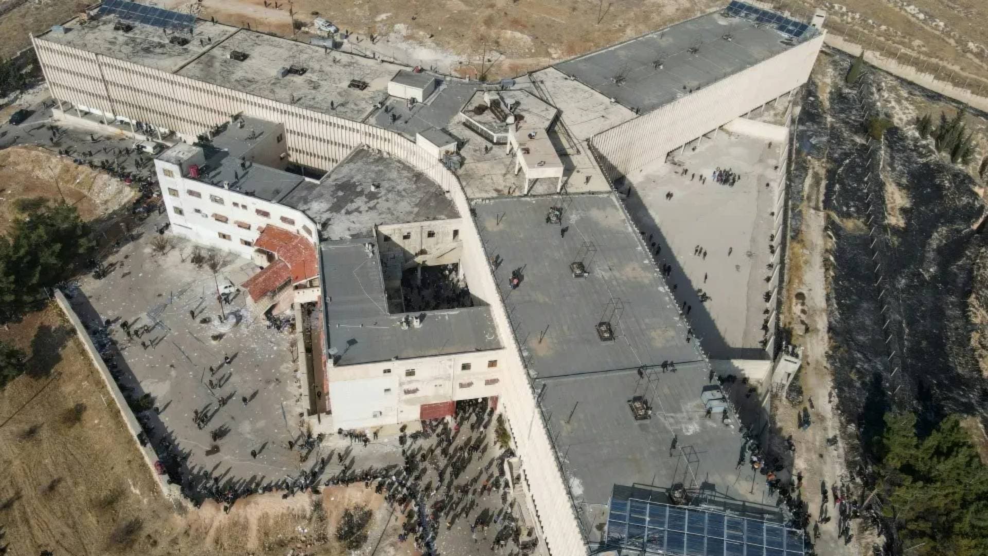 بالفيديو.. تسريبات جديدة من "سجن صيدنايا" تثير صدمة في سوريا.. ومطالب رسمية بالتحقيق