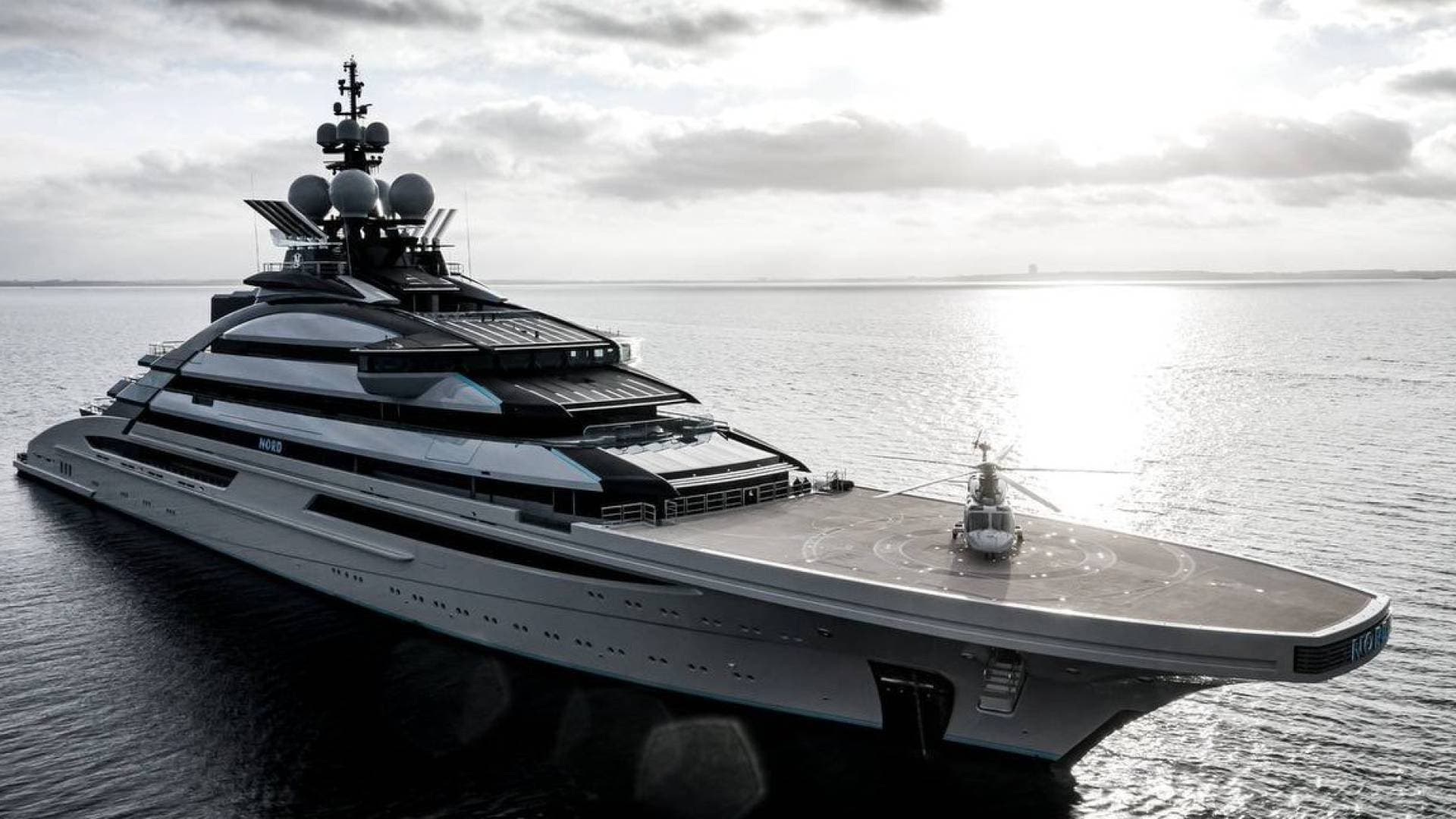 يخت روسي للملياردير "مورداشوف" يعبر مضيق هرمز رغم الحصار البحري الإيراني والأمريكي.. فيديو