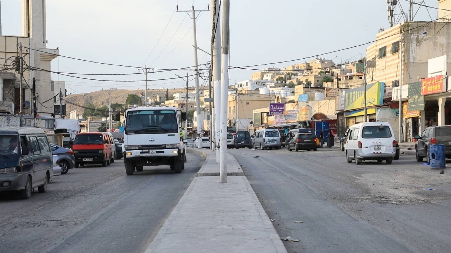 بعد عام من المعاناة.. تعبيد شارع "المشارع" بالأغوار ينهي أزمة الحفر ويفتح ملف "تراخيص المحال".. فيديو
