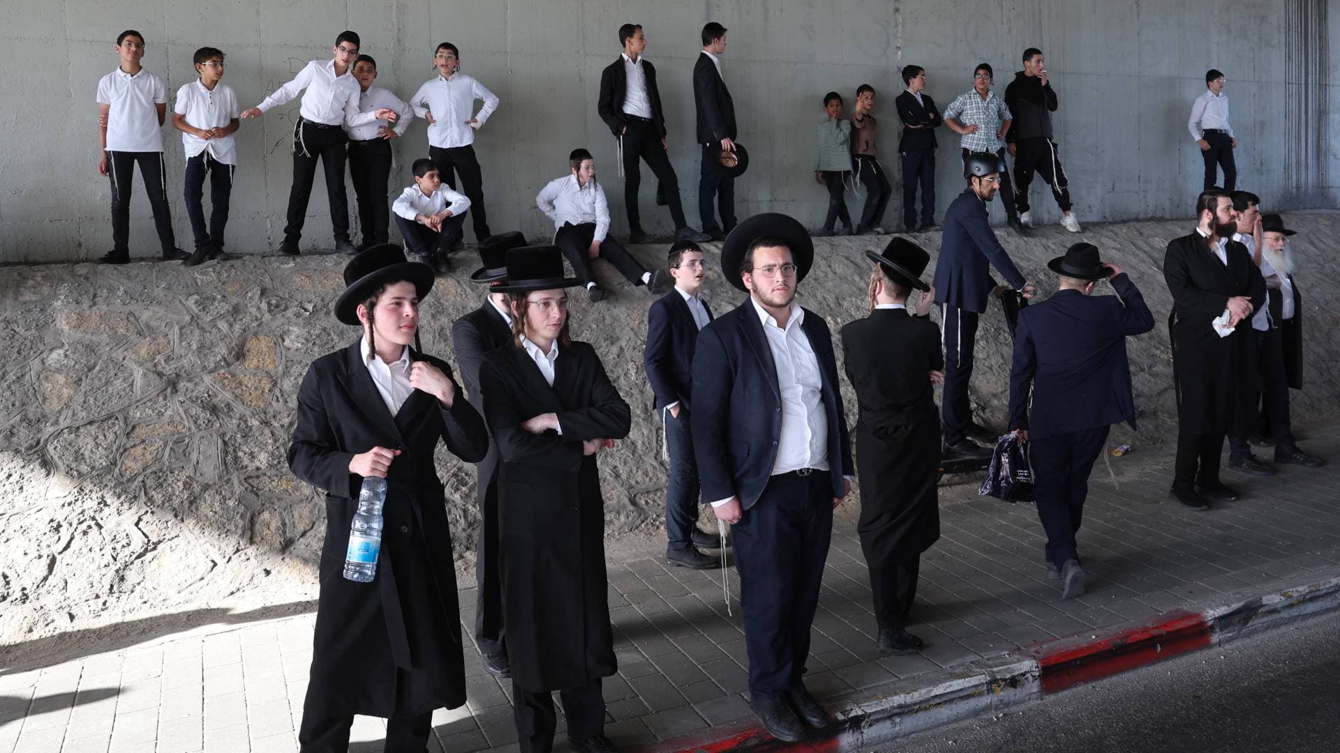 مئات الحريديم يقطعون طريقا وسط فلسطين المحتلة رفضا للتجنيد.. فيديو