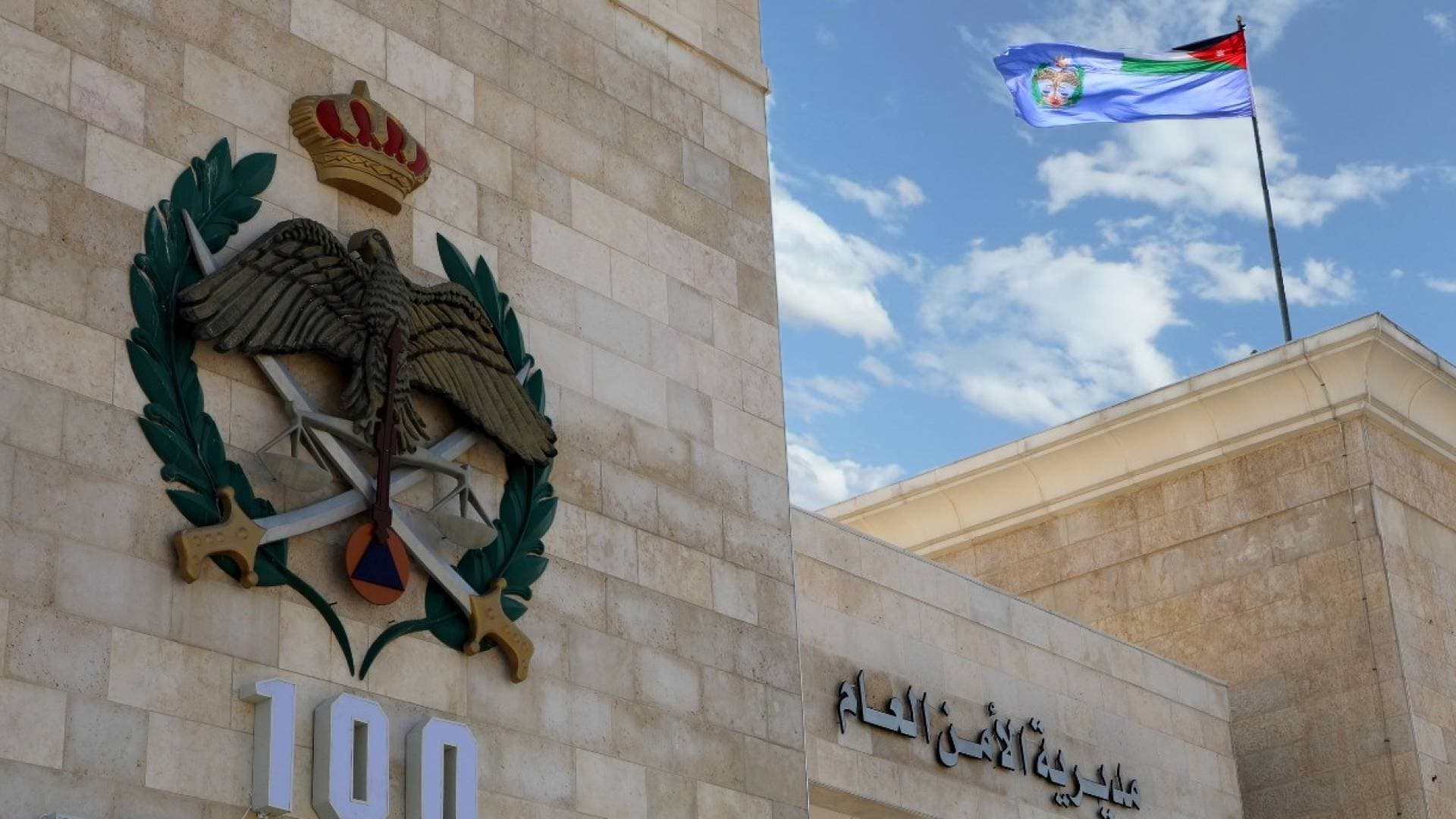 الأمن العام: إصابة شخص بحروق إثر حريق داخل مصنع إطارات في المفرق