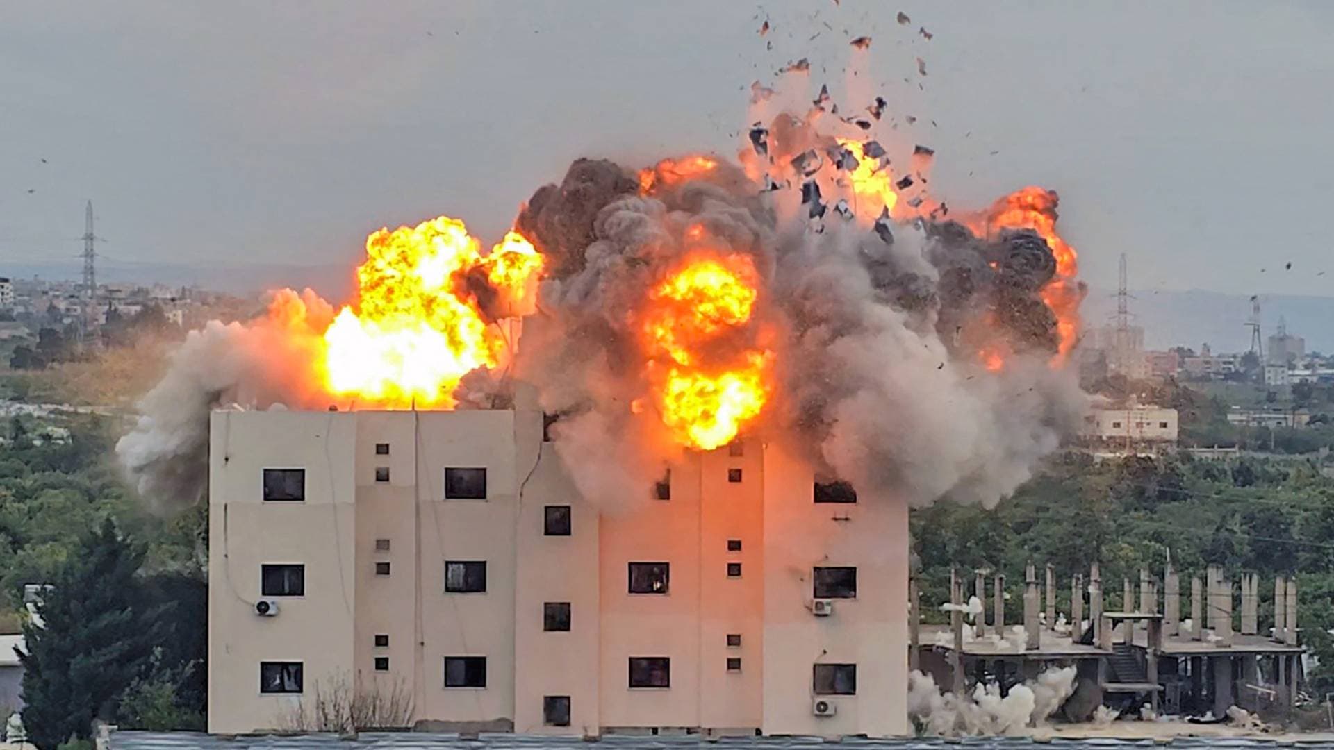 الجيش الإسرائيلي يقر بمواصلة تدمير جنوب لبنان وقادة ميدانيون: "ندمر كل شيء"