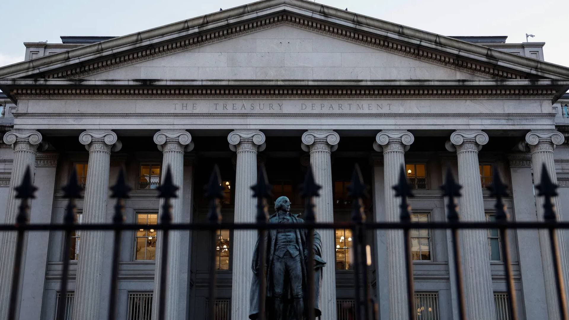 واشنطن تفرض عقوبات واسعة على "شبكات الظل" والعملات الرقمية الإيرانية